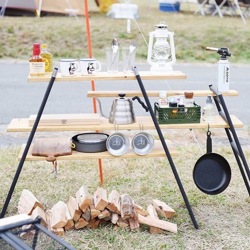 キャンプ情報サイト［ランタン］さんのインスタグラム写真 - (キャンプ情報サイト［ランタン］Instagram)「CAMP SMILE STYLE ／ 機能性とかわいさを求めるなら DODのギアがおすすめ！ ＼ いろんなキャンパーのキャンプスタイルを現地取材と一般キャンパーからの投稿で数多く掲載してます。 . . 詳しくは @lantern.camp webサイトをご覧ください . . #camp #camping #outdoor #travel #trip #lantern_smile #nature #キャンプ #キャンプ用品 #キャンプギア #アウトドア #テント #自然 #旅行 #キャンプ初心者  #キャンプ好きな人と繋がりたい #camper #外遊び #マキノ高原キャンプ場 #グループキャンプ #LANTERN #グルキャン #テントレイアウト #キャンプレイアウト #オシャレキャンプ #DOD #カマボコテント #helinox #ヘリノックスチェア #焚き火」9月20日 18時08分 - lantern.camp