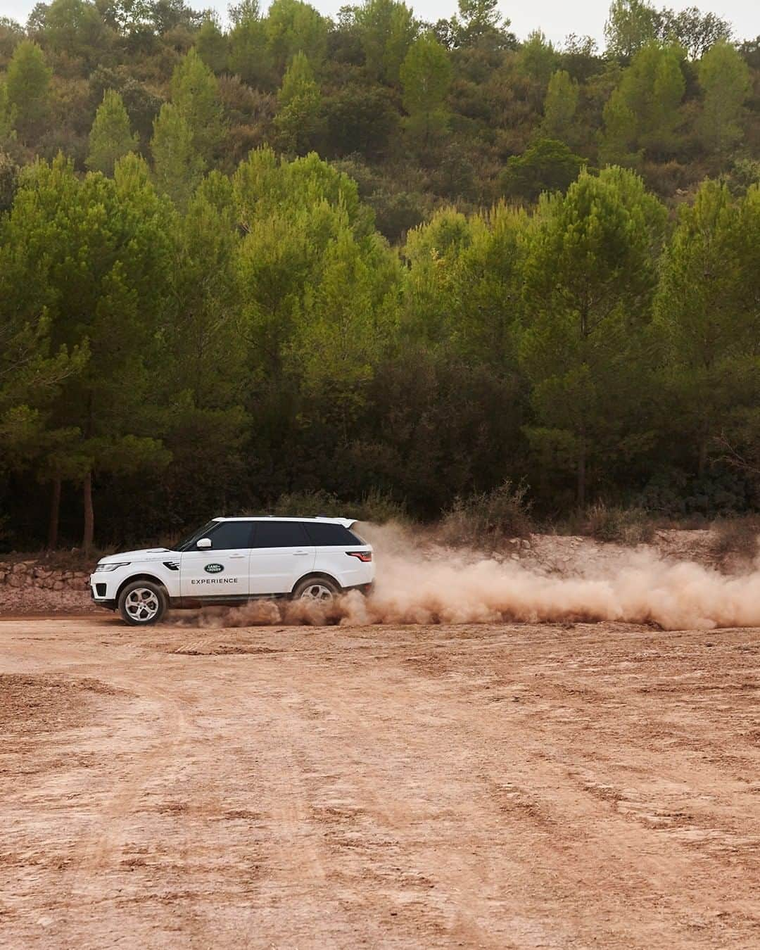 Land Roverさんのインスタグラム写真 - (Land RoverInstagram)「Rain or shine, across rock, through water and mud. Master every element of off-road driving on a #LandRoverExperience. Tap the link in our bio to find your nearest location.  #RangeRoverSport #LandRover #AdventureCalling #OffRoad #4x4 #Wading」9月20日 18時00分 - landrover