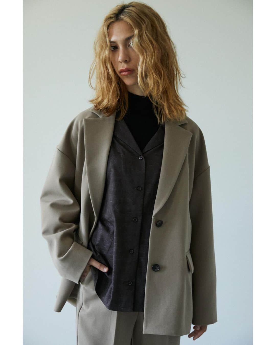 のインスタグラム：「MOUSSY 2020 OUTER LOOK BOOK SHEL'TTER WEBSTOREにて先行予約販売受付中。 --01------------------------------------------------------ ・BOXY JACKET(010DAG30-6520) 身幅と着丈にゆとりを持たせたBOXシルエットのジャケット。 ヒップを覆う長めの着丈なのでスリムなボトム等との相性も◎。 しっかりした素材感でスタンダードな形なので長く着用していただけるアイテム。 全国のMOUSSY店舗では10月2日(金)より発売予定。 -------------------------------------------------------- Other items ・PAISLEY OPEN COLLAR SHIRT(010DAG30-5930) ・PUFF SHOULDER KNIT TOP(010DAW70-6150) ・CENTER PRESS FLARE PANTS(010DAG30-6510) ・SQUARE TOE FLAT SHOES(010DAB52-6610) ㅤㅤㅤㅤㅤㅤㅤㅤㅤㅤㅤㅤㅤ --02------------------------------------------------------ ・PONCHO COAT(010DAG30-6360) 今年のトレンドでもあるポンチョ。 ドルマンニットなどを着ても袖回りがごわつかずに着用していただけるアイテム。 女性らしいシルエットで他の人とも差をつけられる新しい形のアウター。 全国のMOUSSY店舗では12月上旬頃より発売予定。 -------------------------------------------------------- Other items ・PUFF SHOULDER KNIT TOP(010DAW70-6150) ・FELT BUCKET HAT(010DAT50-5620) ㅤㅤㅤㅤㅤㅤㅤㅤㅤㅤㅤㅤㅤ #MOUSSY #MOUSSYJEANS」