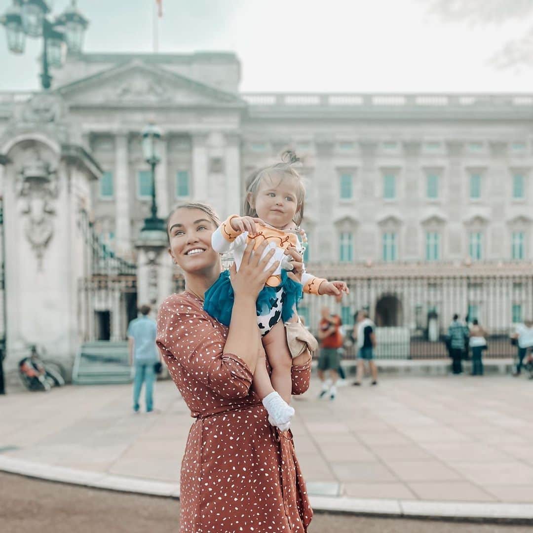 エイミー・ウィラートンのインスタグラム：「Remember Jessie from #ToysStory ? This is her now ✨London days out with my cowgirl 🤠」