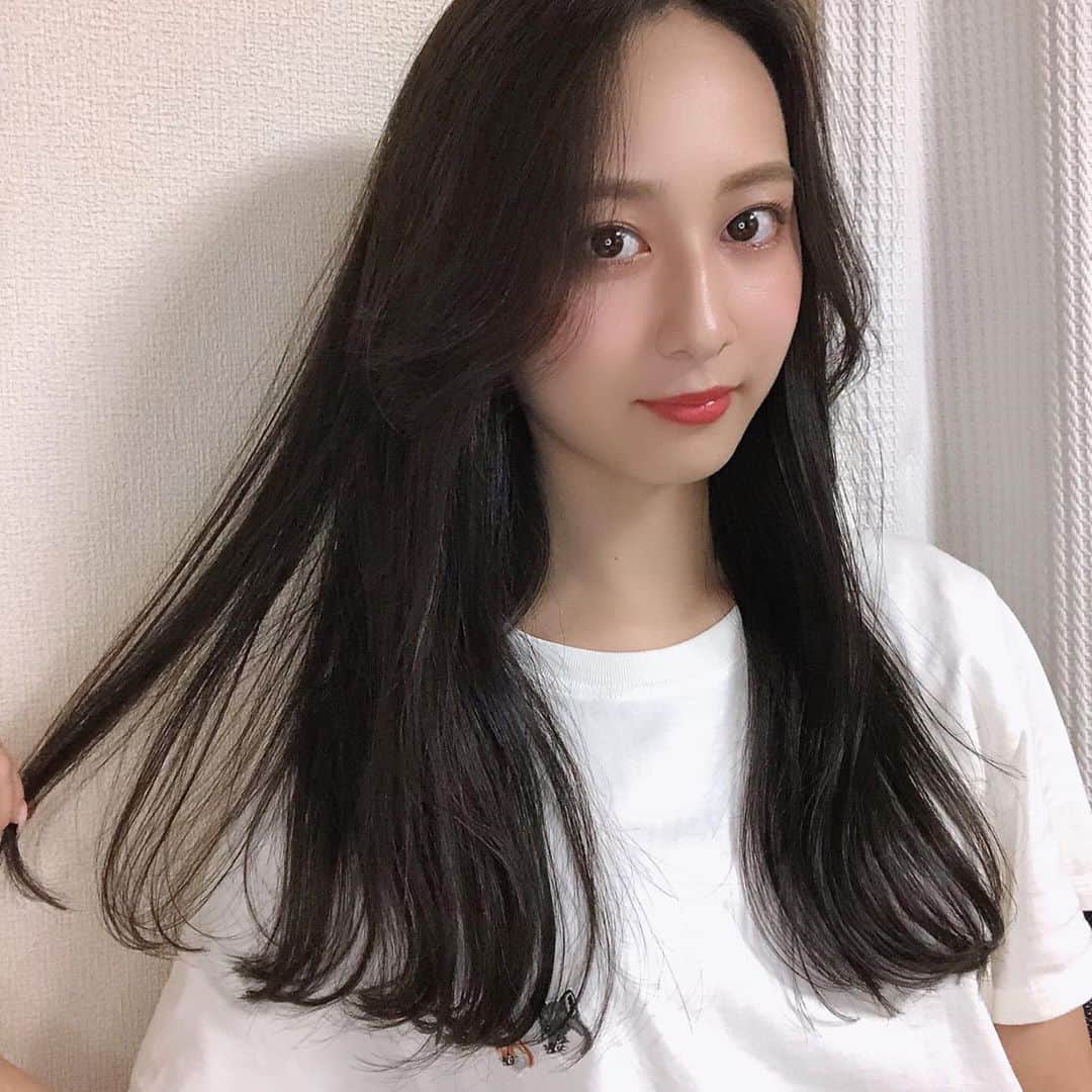 のインスタグラム：「. 明日から最後の実習が始まるので、髪の色を暗くしました💇🏻‍♀️🦋 久しぶりの暗髪慣れなくて、鏡見るたびビックリする😂 #被写体 #ポートレート #カラーチェンジ #かきあげ前髪 #暗髪カラー #maisonkitsune #メゾンキツネ」