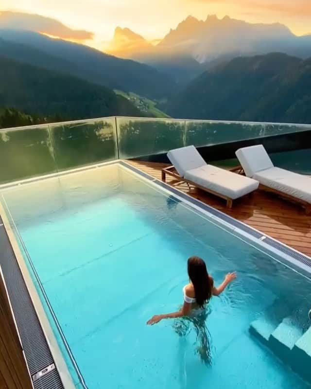 BeStylishのインスタグラム：「Sunrise pool dips at the new  @forestis.dolomites ✨ • Honestly what could be a better way to start our day than in a heated pool with THIS epic view 😍 • • #forestisdolomites #smallluxuryhotels #dolomites #infinitypool #sunrise #mountainlovers #luxuryworldtraveler #beautifulhotels #hotelsandresorts」