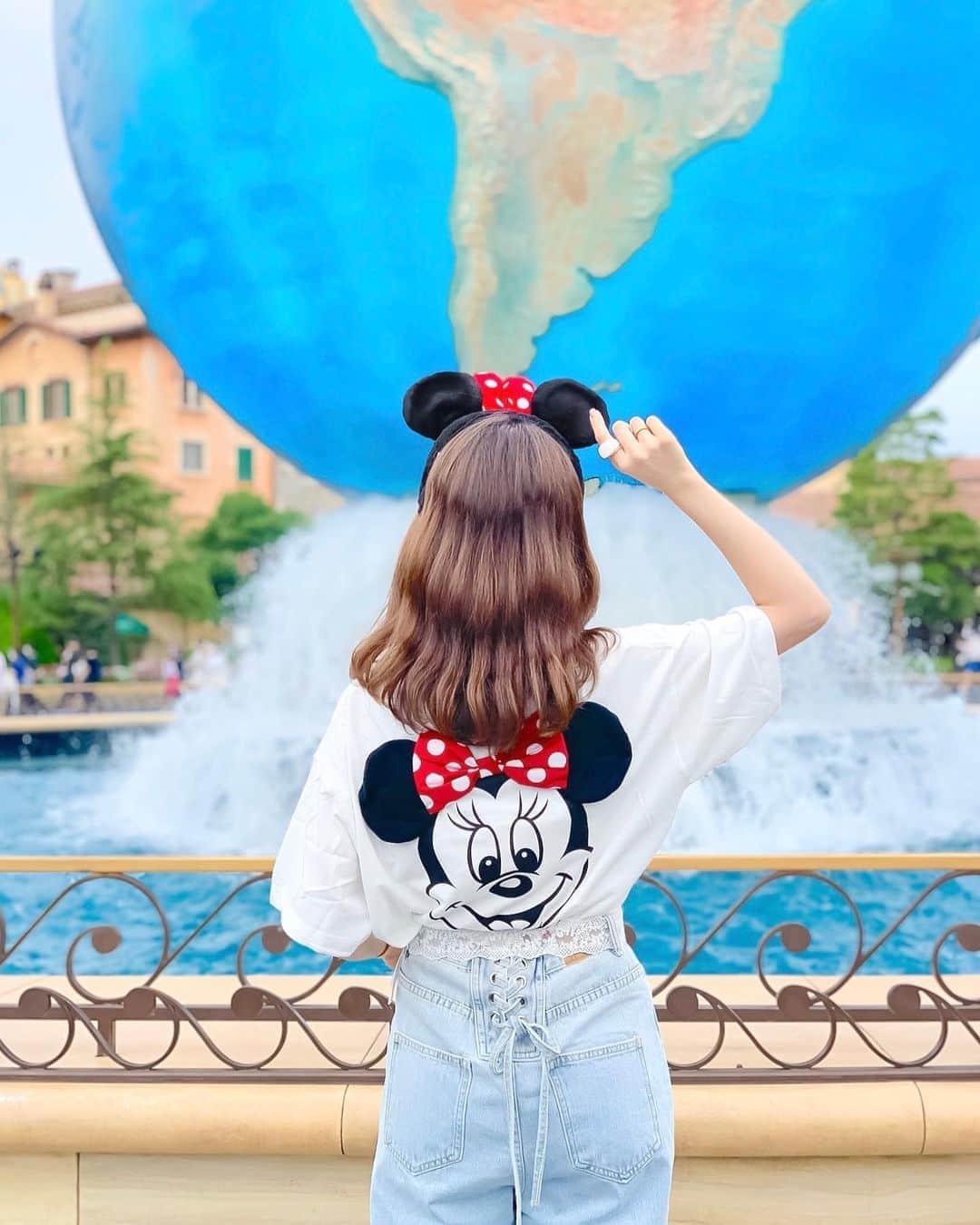 Kanaのインスタグラム：「ㅤ ㅤ 今まで色濃い系のジーンズしか 持ってなかったんだけど、 薄いのかわいいーっ🥺❣️ ㅤ そしてやっぱり レースアップってかわいいーっ🥺❣️ ㅤㅤㅤ ㅤ ㅤ tops / @niceclaup_official_ pants / @ms.simple0111 shoes / @grl_official ㅤ ㅤ @ms.simple0111 の インスタ限定クーポンコード 【YN6DQBW2】で500円引きになるので ぜひ使ってください〜🥺🎟💓 ( ※合計金額5000円以上ご購入の方対象 ) ㅤ ㅤ ㅤ ㅤ ㅤ ㅤ #kana_disney ㅤㅤ ㅤㅤ #東京ディズニーリゾート #東京ディズニーシー #ディズニーシー #アクアスフィア #レースアップ #レースアップデニム #ミニー #ジーンズコーデ #ディズニーコーデ #プチプラコーデ #韓国ファッション #カジュアルコーデ #tokyodisneyresort #tdr #tokyodisneysea #tds #minniemouse」