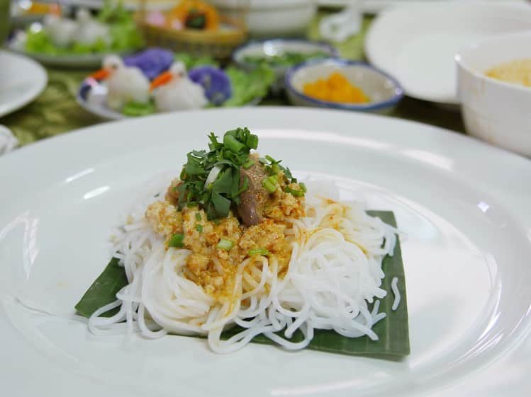 タイ国政府観光庁さんのインスタグラム写真 - (タイ国政府観光庁Instagram)「・﻿ ＼🍽️バンコクで行きたいレストラン🍽️／﻿ ﻿ 今回は、サイアムポルトガル料理が味わえる「サクントーン・ハウス（Sakulthong's House）」 をご紹介😘﻿ ﻿ 「サイアムポルトガル料理」とは、ポルトガル料理とタイ料理が融合したスタイル🇵🇹🇹🇭﻿ 背景には、このエリアにポルトガルの文化が色濃く継承されている、という歴史があります😌﻿ ﻿ サクントーン・ハウスは、そんなサイアムポルトガル料理をコース仕立てで味わえる、一軒家レストラン😋トマトやジャガイモを使った煮込み料理をはじめとしたポルトガル料理と、タイ料理が合わさったメニューは、ほかではなかなか巡り会えないものばかり😍予約必須のお店です☝️✨﻿ ﻿ #タイ美食レストラン #バンコク #サイアムポルトガル料理 #タイ料理 #タイ料理大好き #ポルトガル料理 #エスニック料理 #食べるの大好き #食べるの好きな人と繋がりたい #こんなタイ知らなかった #もっと知りタイ #タイ旅行 #バンコク旅行 #旅好きな人と繋がりたい #旅行好きな人と繋がりたい #海外旅行 #thailand #bangkok #bangkoktrip #thaifood #thaifoodstagram #thaifoodie #portugalfood #amazingthailand #thailandtravel #thailandtrip #thai #thaistagram #lovethailand」9月20日 18時15分 - amazingthailandjp
