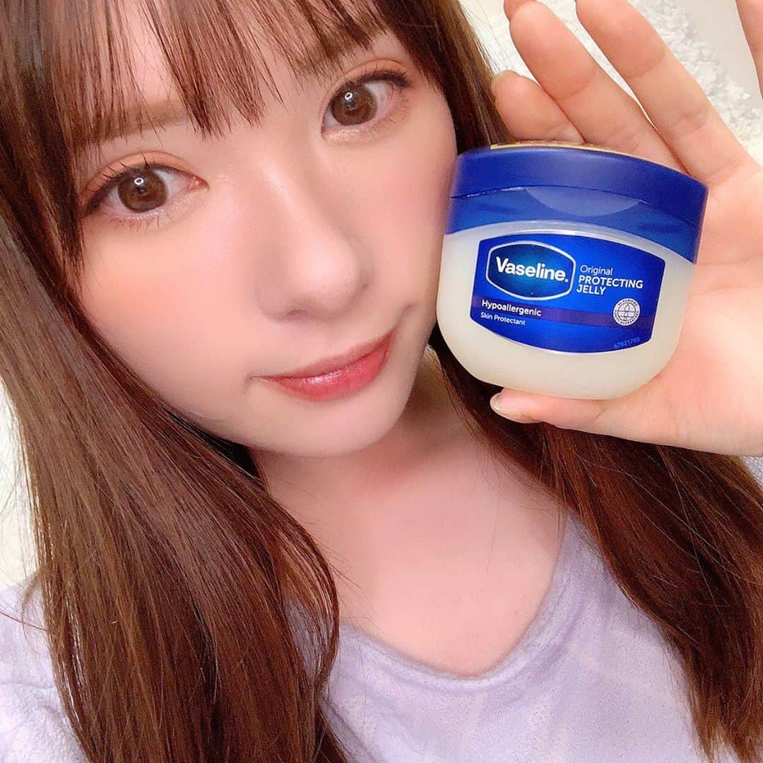 河西美希さんのインスタグラム写真 - (河西美希Instagram)「最近手洗いとか消毒で手の乾燥気になるので﻿ ヴァセリン使って保湿してます🦙✨﻿ ささくれしそうなところに塗ると﻿ 保湿してくれていい感じ( ᵕᴗᵕ )"﻿ あとリップの代わりに塗ったりもして﻿ プチプラだしマルチで使えてありがたや🙏﻿ ﻿ 10月1日からキャンペーンでヴァセリン ピュアスキンジェリーが販売された数に応じて、Sサイズのピュアスキンジェリーを「アトピッ子地球の子ネットワーク」というNPO団体に寄付されるそうです！この機会に是非ヴァセリン買ってみてね☺️﻿ ﻿ #気付けば家にあるやつ #ヴァセリン #ヴァセリンジェリー #ヴァセリンピュアスキンジェリー #スキンケア #ボディケア #ハンドケア #保湿 #うるおい #しっとり #プチプラ #アトピッ子 #アトピッ子地球の子 #アトピッ子地球の子ネットワーク #PR」9月20日 18時16分 - mikipon1111