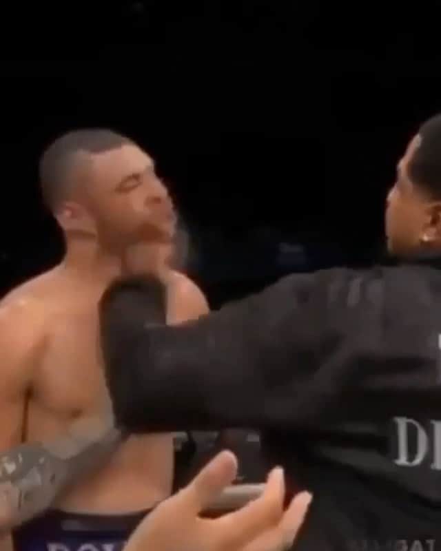 ファンクマスター・フレックスのインスタグラム：「The opposite corners coach sucker punches fighter??? What the hell??? Why????!!」