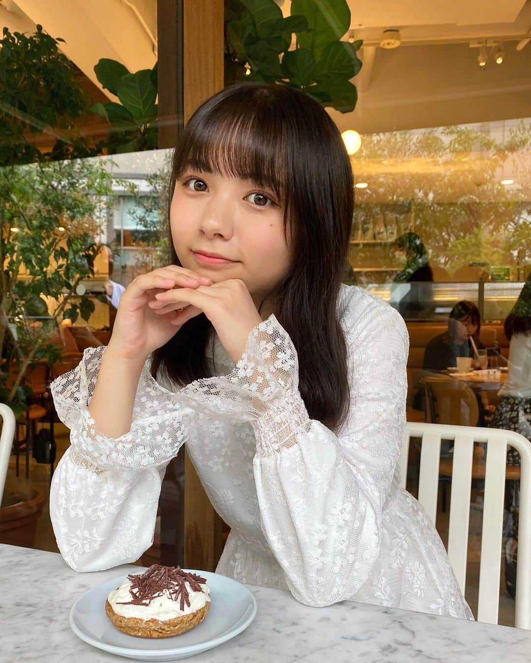 川﨑帆々花さんのインスタグラム写真 - (川﨑帆々花Instagram)「. 可愛いワンピースを着て全力女の子しました👩🏻🤍 とっても充実した1日🌼 皆さん四連休なにして過ごしてますか？？ #instagood#instafood#cafestagram#cafe #creampuff#girl#onepiecedress#white#ootd #カフェ#カフェ巡り#渋谷#渋谷カフェ#渋谷グルメ #代官山#代官山カフェ#代官山グルメ#シュークリーム #白ワンピ#女の子コーデ」9月20日 18時25分 - kawasakihonoka_official