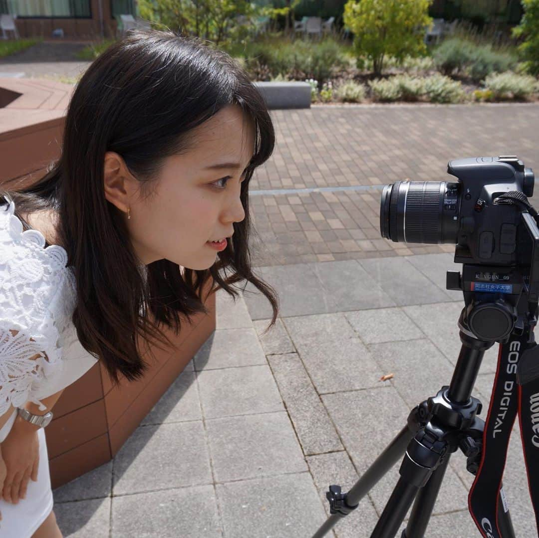 有坂菜恵子さんのインスタグラム写真 - (有坂菜恵子Instagram)「連休いかがお過ごしですか？ 私はこれからSNSに載せる写真の撮影でお出かけしていました📷  今日はミスキャンに関するお知らせが２つあります💕  １つ目は、ミスコレサイトにミス同志社女子のファイナリストが掲載されました🌸 下にリンクを貼っておきますので、ぜひ見ていただけると嬉しいです😆 一問一答の質問にも答えました🌟 中には引かれそうな回答もあるかもしれませんが、これを見ていただけると有坂菜恵子の8割は理解いただけると思います👍笑  https://misscolle.com/dwc2020  ２つ目は、ミス同志社女子のYoutubeチャンネルに私の自己紹介、Q&A動画が公開されました👏👏👏 ついに私もYouTuberデビュー🌸笑 恥ずい、恥ずかしすぎる…🙈 私のオススメは最後のおまけのところです笑 こちらも見ていただけると、残りの2割、私のことがわかっていただけると思います😏  (てことは、私はもう丸裸です笑)  https://youtu.be/Ovlnlz1BYQA  今日はその撮影時のオフショットを投稿します✨ 私はこういった、素の写真のほうが好きです🙊  #同女 #同志社女子大学 #ミスコレ #ミスキャンパス #ミスコン #ミス同女 #youtube #youtuber」9月20日 18時18分 - missdwc20_5