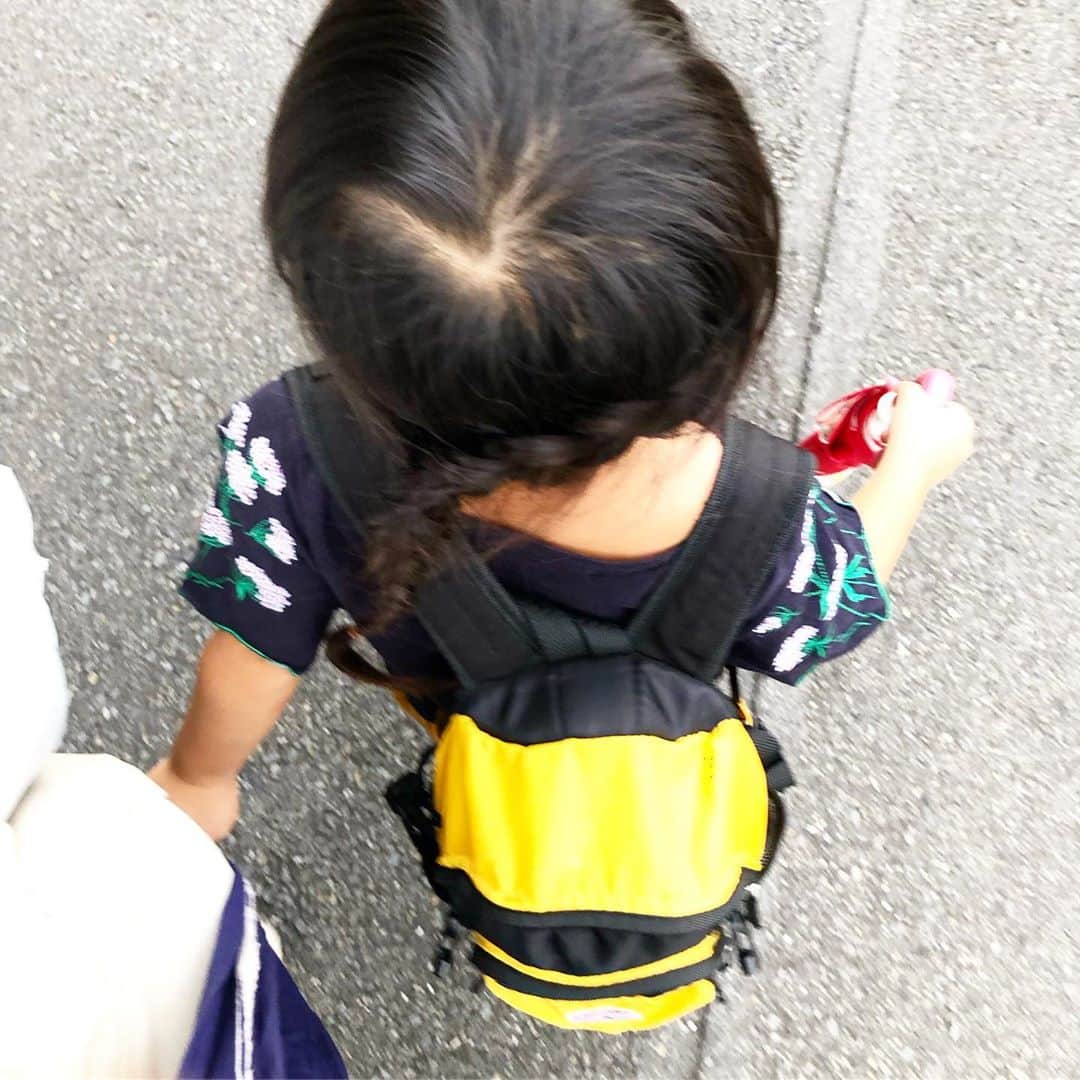 新井美穂さんのインスタグラム写真 - (新井美穂Instagram)「今日も朝から娘とスーパー銭湯へ。 ゲームコーナーで#太鼓の達人 にはまる娘（笑） リズムに乗ってがむしゃら叩けばそりゃ裏打ち以外はあたるしな（笑）  帰り道に、老夫婦に「お利口さんねぇー」と話しかけられ まんざらでもなく受け答えしてる娘。 どこが？と思って聞いたら 重たそうなリュック背負ってお母さんのお手伝い頑張ってるんだなーと思ったらしく 「違いますよー！ リュックの中は、拾った石とか木、どんぐり、折り紙にハサミ、糊、茶碗蒸しの入れ物 娘の遊びグッズが詰まっていて 毎回置いてけと言うんですけど娘がいつも背負ってるんですよー！」と 言うと おふたり大爆笑（笑） 今日もこのリュックを背負った娘抱っこさせられた母は黙ってはおけません（笑） #娘4歳3ヶ月」9月20日 18時20分 - arai_miho