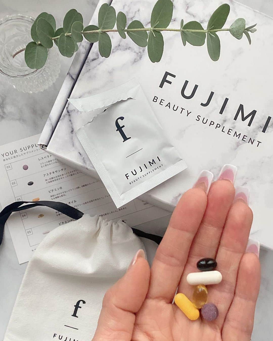 のインスタグラム：「♡_  こんばんは🌙  今やお肌のお守り的サプリ💊  リピートしてる FUJIMI @fujimi_official の 肌診断から処方するカスタマイズサプリ♡  無料の肌診断に答えると その人のお肌の状態に合わせてカスタマイズされた 今必要なサプリ5種類が届くから ピンポイントに効いてくれるの！  私は ◎若返り遺伝子を活性化させる「レスベラトロール」 ◎抗酸化作用を持つ「アスタキサンチン」 ◎忙しい女性の肌トラブルを改善する「フィッシュオイル」 などの5種類。  最近疲れが溜まってるからホント頼りにしてる✌︎_ 1日分(5種類)が1包になってるのもとっても親切設計♡  肌診断はいつでもやり直すことが出来るから その時々の悩みに合わせて必要なサプリが 届くって嬉しいよね♡  無料の肌診断は プロフィールからFUJIMI公式サイトへ @fujimi_official  いつもいいねありがとうございます♡  #pr #FUJIMI #美容 #パーソナライズサプリ #カスタマイズサプリ #肌診断 #FUJIMIサプリ #フジミ #美容サプリ #アンチエイジング #エイジングケア #美肌 #スキンケア#肌ケア#お洒落さんと繋がりたい #ig美容部 #アラフィフ #大人女子 #美容好きな人と繋がりたい #美魔女 #ミセスモデル #読者モデル  #ママ美容 #jマダムのおしゃれ #コスメ好きさんと繋がりたい #アラフィフママ #美容モデル #ponte_beauty #置き画くら部」