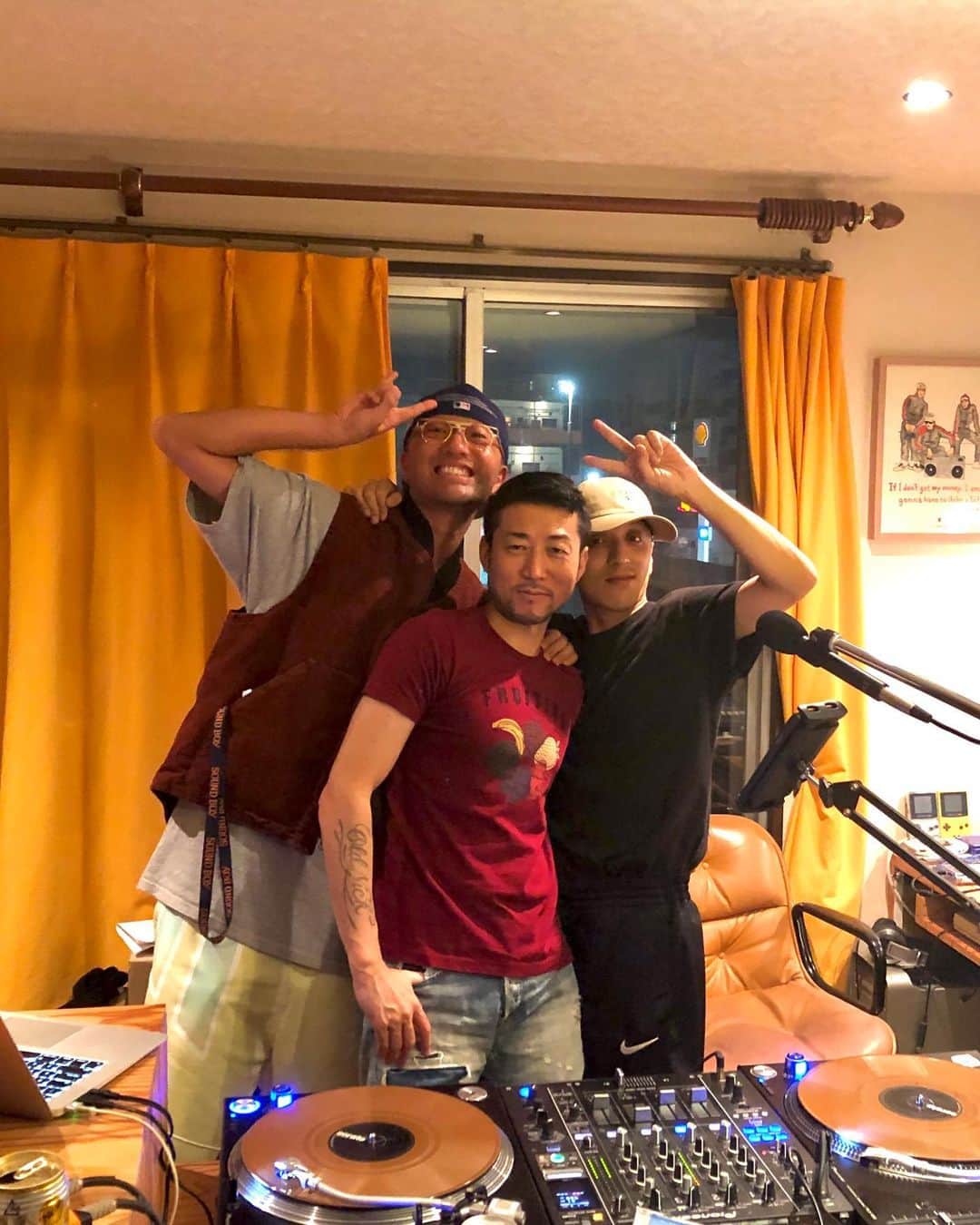 ZEN-LA-ROCKのインスタグラム：「🌃昨夜🌃 HASEBEさんの家にてBASI君と🍺 そりゃもぅ最&高時間でしたっっ🌹🌹🌹 . . んで、重要告知です🗣 来月10/17は韻シストさんとFNCYの2マンの配信ありますよっ🔊久々のLIVEですっ‼️ 来月はその前にも大阪あるかもっ C/H/E/C/K宜しくです👀 . . . #djhasebe #basi #welcometomyroom #韻シスト#fncy #zenlarock」