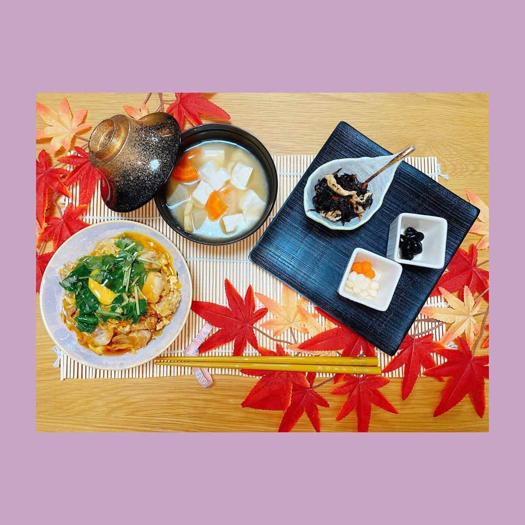 福島雪菜のインスタグラム：「ʚ✞ɞ * * 今日の晩ごはん( ˶˙ᵕ˙˶ ) * ✧#親子丼  ✧#ひじき ✧#人参と大根の甘酢漬け ✧#お味噌汁 ✧#黒豆 * そういえば、親子丼って 小学生の頃の家庭科の授業で 初めて作った料理だった気がします。 * 皆さんの初めて作ったお料理は なんでしょうか🤔⁇ * * #手料理❤️ #おうちごはん #親子丼 #コメント返信出来てないですけど毎日読んで元気頂いてます #手料理褒めて頂きありがとうございます」