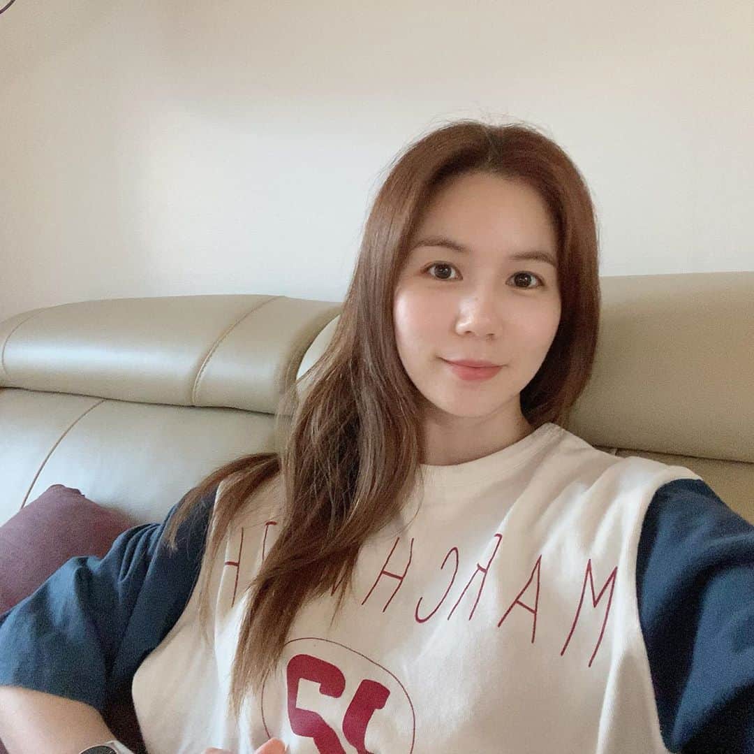 パク・シウンのインスタグラム：「우리집여자들 😁💕 부시시셀카 ㅎㅎ 공부하는딸 초집중 순간포착~😘 산책후 피곤피곤한 울집막내 미르~🐶 #날씨가좋아서  #homesweethome 💙」