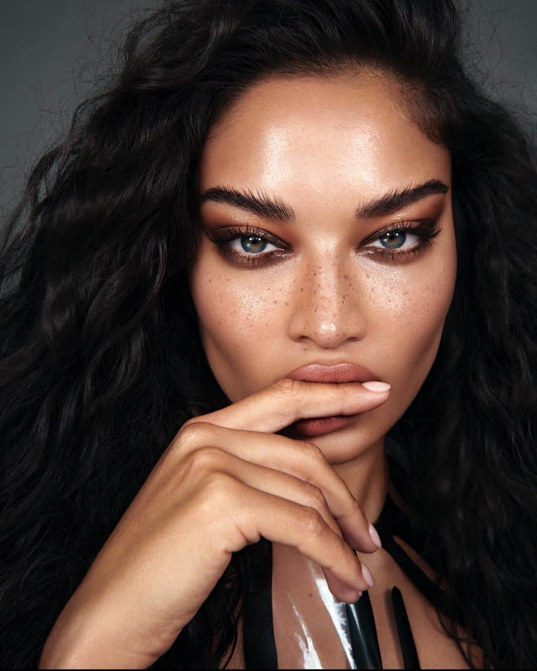 シャニーナ・シャイクのインスタグラム：「Glossy everything 👄 Makeup by my girl @nikki_makeup  Photographed by @desiree_mattsson  Styling @nazaninshahnavaz  Hair by @lukepluckrose」