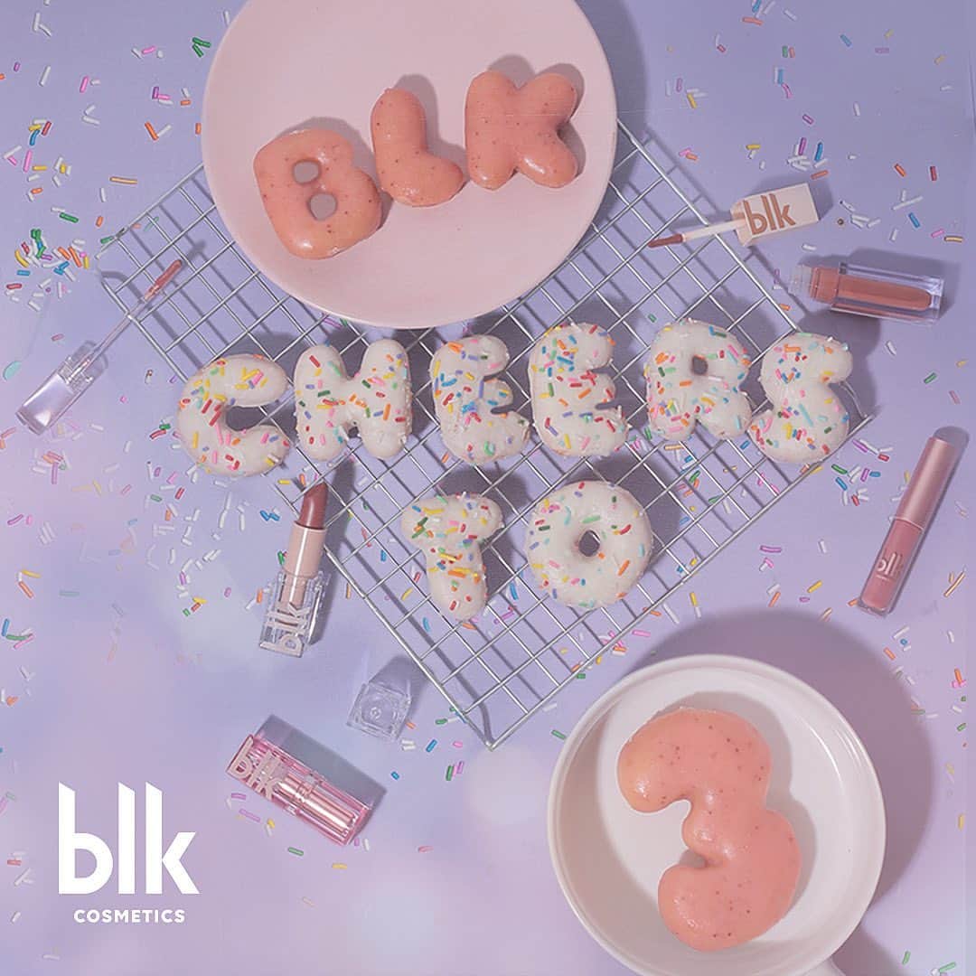アン・カーティスのインスタグラム：「CHEERS TO 3 YEARS! 💜 We are celebrating by having our BIGGEST Birthday Sale EVER. And yes, we’ve heard your requests - so we are including Every Single collection we’ve ever released. You can get up to 50% off sets, lippies and more starting later at midnight until October 4! Be sure to set your alarms and get read to shop over on our website (link in bio) www.blkcosmetics.com.ph, Shopee and Lazada. Enjoy blk lovers xx We love you!」