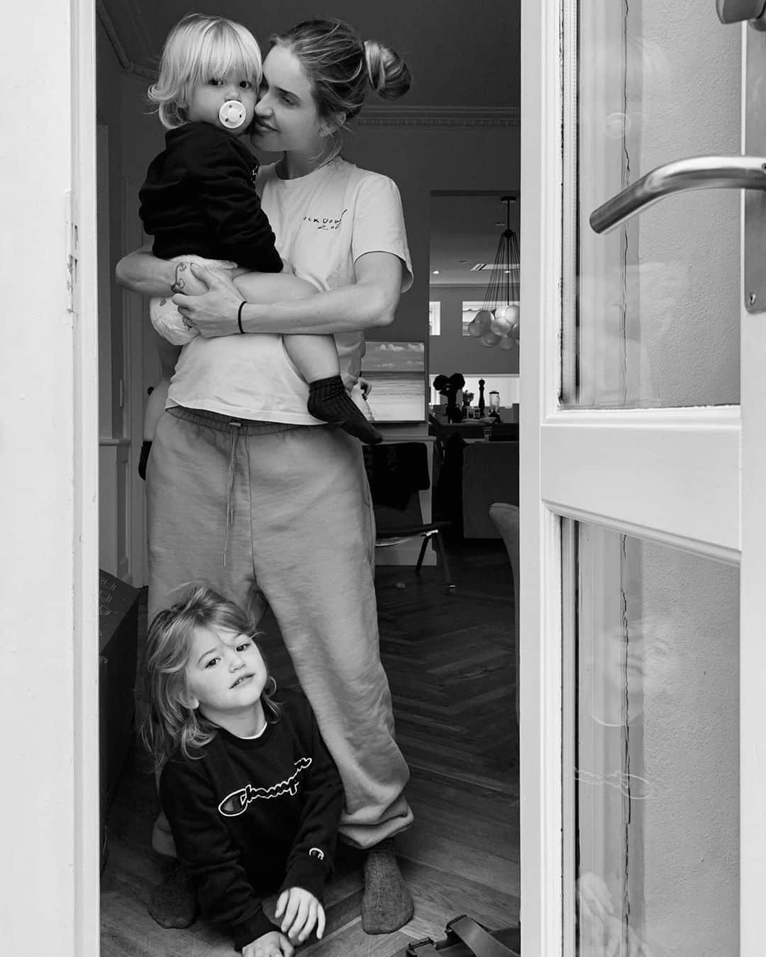 ペニーレ・タイスベックのインスタグラム：「Making the most out of packing down our home - my mom took this picture of us yesterday..  Me slightly tired, but happily surrounded by my soon to be 3 boys 💙💙💙」