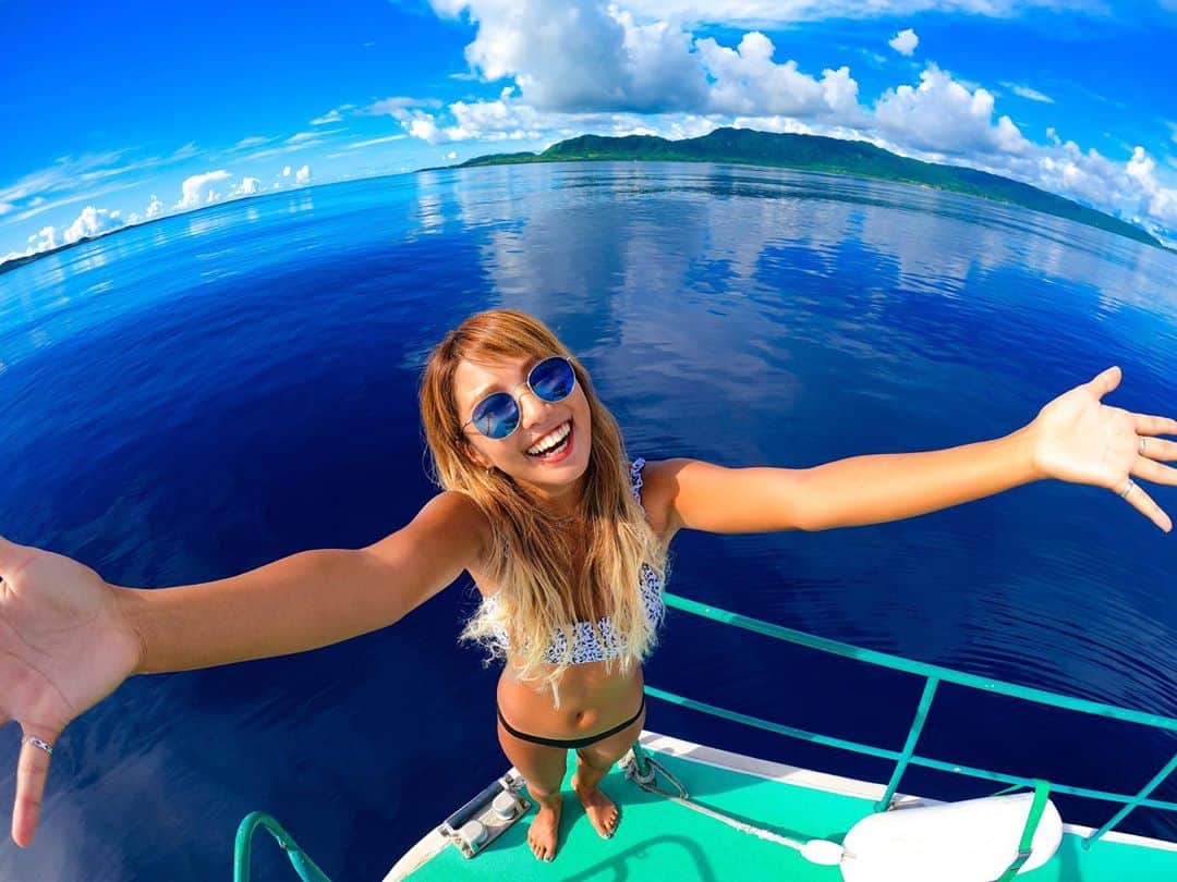 maakoのインスタグラム：「🎁GoPro HERO9 black GIVE AWAY🎁🎉﻿ ﻿ たっっっくさんのコメントご応募＆ストーリーシェア﻿ ありがとうございますっっ💙🤩🤩🤩🤩💫💫﻿ ﻿ ぜんぶぜーーーんぶ見ました読みました🥺🤲🏾﻿ みなさんの想いがたくさん伝わってきました😭💗﻿ ありがとうございます🥺🙏🏾💓 ﻿ それでは、、いよいよ発表です👏🏾👏🏾👏🏾🔥﻿ｺﾞｸﾘ  #GoProHERO9 blackを受け取る🎁﻿ ラッキーハッピーを引き寄せた☄️﻿ あなたは〜〜〜〜、、、、🥁🥁🥁ﾄﾞｺﾄﾞｺﾄﾞｺﾄﾞ……﻿ ﻿ @asami_in_the_sea さんですっっっ💫💫💫💫🎉🎉🎉🎉🎉﻿  おーーめーーでーーとうございまーーーす👏🏾👏🏾👏🏾🎉🎉🎉‼️‼️﻿ ﻿ シェアしていただいたストーリーを拝見すると﻿ なんとGoPro4を6年も大事に使っていたみたいです😭👏🏾👏🏾👏🏾﻿💓 ﻿ 新しい相棒🤝 #GoProHERO9 blackでステキな旅をまた切り取ってくださいね📸🤙🏾💓 楽しみにしてます🤍  そして #GoProHERO9 blackプレゼント企画﻿ まだまだ続くよぉおお👍🏾👍🏾👍🏾😍﻿ 次のGoProファミリーにバトンを渡します🤲🏾🏃🏽‍♀️🤍🤍﻿ ▶︎▶︎ @mamibeans さんよろしくお願いします💫🎉﻿ まだまだみなさんチャンスはありますよぉ😍🙌🏾🙌🏾🙌🏾  Photo by #GoProHERO9📸 きれいすぎーーーーー😳😳😳😳💓💓💓」