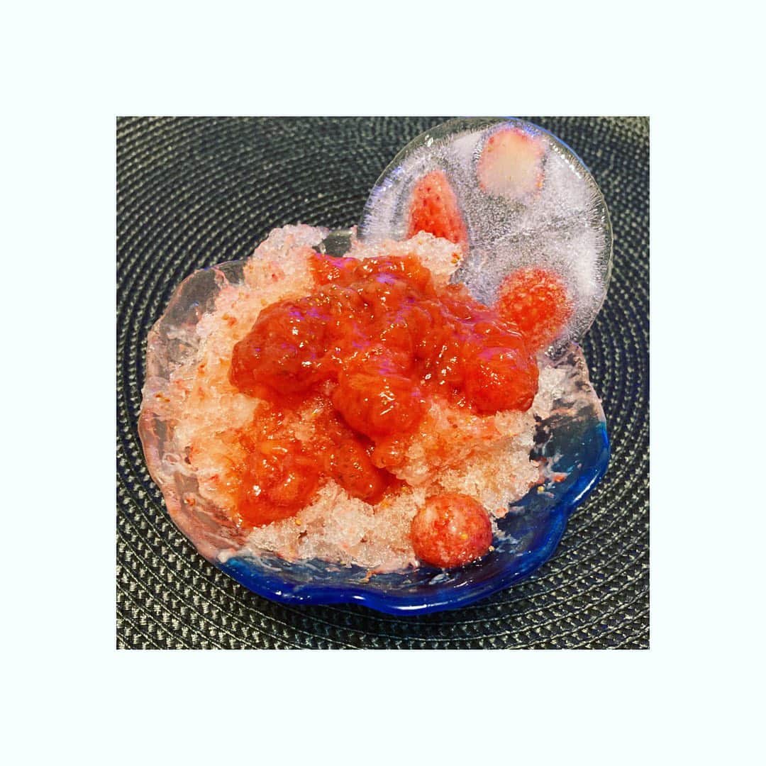藤原ゆかのインスタグラム：「夏の思い出。冷凍イチゴを買ってぜいたくな自家製かき氷🍓🧊🍧」