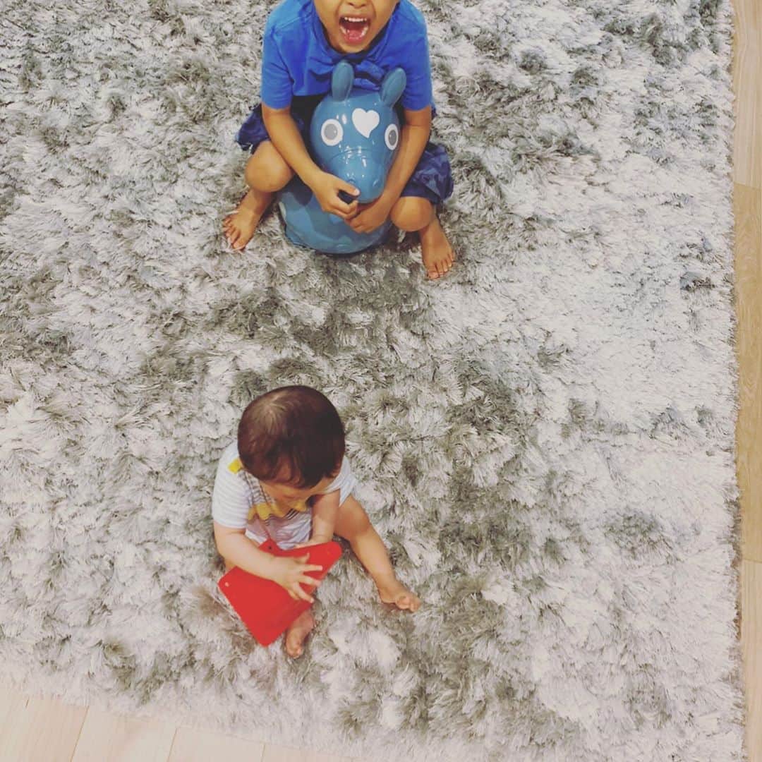 亀恭子さんのインスタグラム写真 - (亀恭子Instagram)「連休いかがお過ごしですか？  私は仕事・休み・仕事・休みな、飛び飛び… お天気もイマイチなので、のんびり過ごしてます。  頂き物の、 @rody_ninonino   カラーが可愛い❤︎  0歳の次男に頂いたはずが、5歳の兄の方が楽しんでますヨ  #rody #rodyninonino #brothers #mylove #❤︎」9月20日 18時41分 - kame_kyo