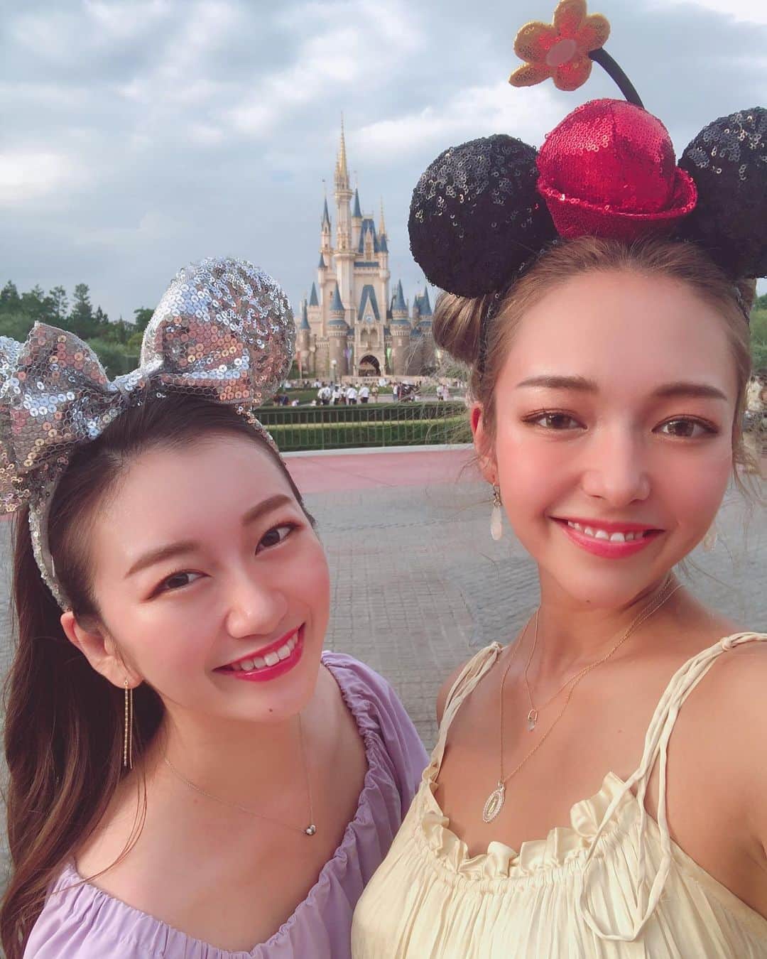 のインスタグラム：「スーパー楽しかったぁ💓💕  高校生の時は、今日ディズニー行かない！？🧡🌼みたいな感じで、よく突然ディズニー行ってたなぁ🤣  りーちゃんいつもありがとう♡」
