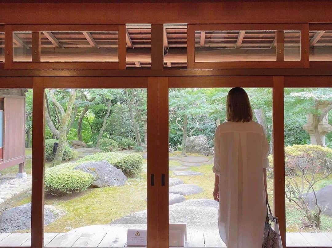 石黒美帆のインスタグラム：「* 🌿 ずっとお伺いしたいと思っていた 旧朝倉家住宅。  大正時代に建てられた邸宅で、庭園も本当に素敵。ここが代官山とは思えないくらい、自然豊かで静かな場所でした☺️  #旧朝倉家住宅#旧朝倉邸#日本家屋#日本庭園#代官山#重要文化財#建築探訪#東京散歩」