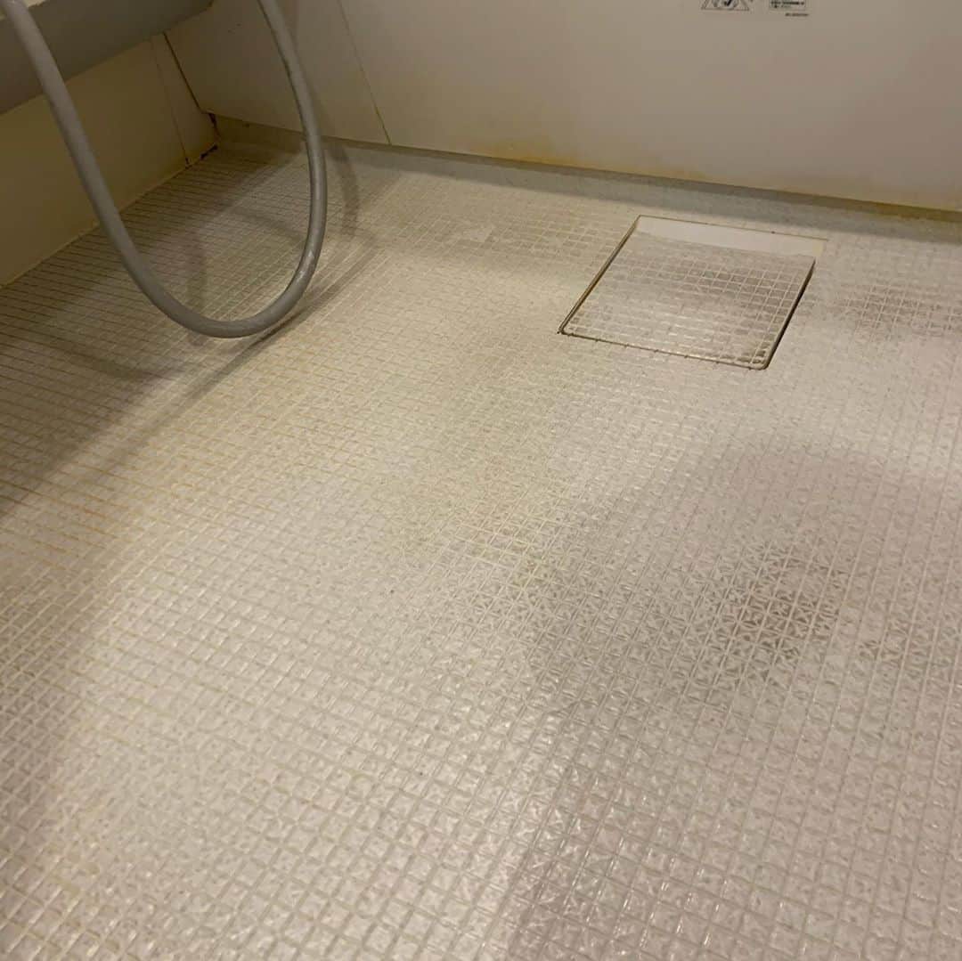 入江慎也さんのインスタグラム写真 - (入江慎也Instagram)「浴室清掃  水垢の汚れを落とすのが毎回難しく勉強になります。  鏡の水垢は綺麗に落ちました。  #浴室清掃 #株式会社ピカピカ #鏡の水垢 #ハウスクリーニング #ビフォー #アフター」9月20日 18時47分 - oreirie0408
