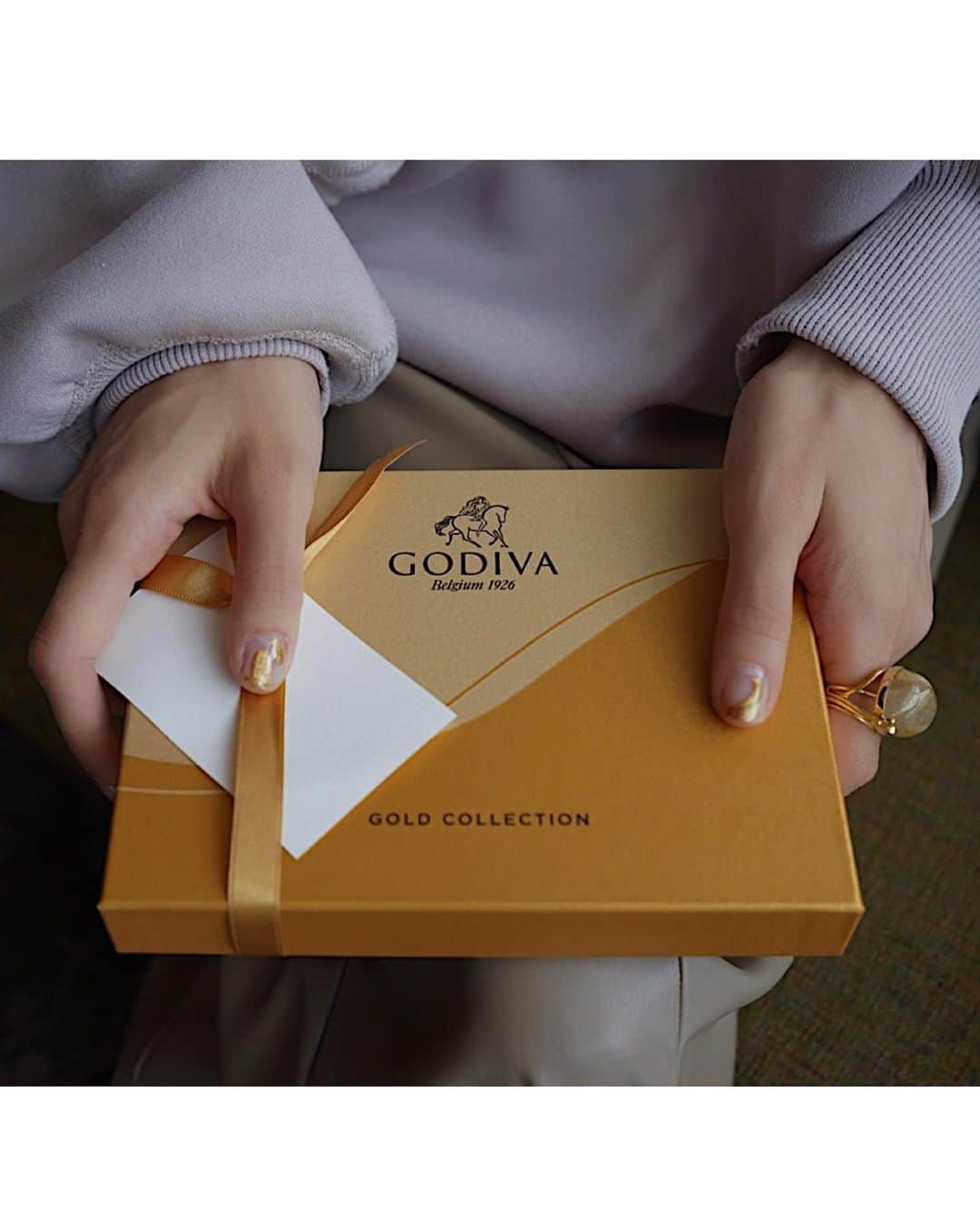 尾崎紗代子さんのインスタグラム写真 - (尾崎紗代子Instagram)「. . ゴディバの広告を見て、 このご時世でしばらく実家に帰れていないので 甘いもの大好きな両親に私もギフトを贈ろう！🎁 と思いました。 他国から見た日本の美しさを褒めて貰えるというのは 妙に嬉しいね。 こうしたギフトがあたたかい連鎖を生みますように。 . #ゴディバ  #礼節の国 #負けないで #PromotionByGODIVA」9月20日 18時49分 - osayo_osayo