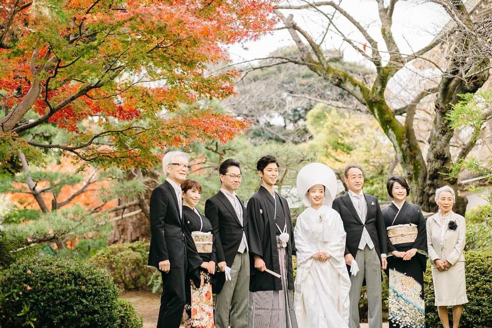 家族挙式さんのインスタグラム写真 - (家族挙式Instagram)「. 日本伝統の婚礼衣装 白無垢姿の花嫁さま♥ 凛とした黒袴姿の新郎様も 本当に素敵ですよね！ 前撮りはお着物で会食＆披露宴は ドレスアップしてみるのもおすすめ◎  会場：#セントアクアチャペル大宮  -------------------  【2020年９月末まで！】  \年内実施の会食•披露宴プランお申し込みで/ ✳︎挙式スナップ写真 60カットプレゼント✳︎  ▽詳しくはTOPのリンクから❁ >>> @kazoku_wedding  ------------------- . ❁テレビCM放映中 ▹▸ ”家族挙式ベスト”なら 【挙式・衣裳・美容・写真】が含まれたプランが99,000円〜叶います＊ ▽予約はTOPのリンクから❁ >>> @kazoku_wedding ------------------- #家族挙式 #ベストアニバーサリー #家族 #Family #家族婚 #bestanniversary #少人数婚 #ウェディング #結婚式準備 #結婚式 #フォトウェディング #プレ花嫁 #卒花 #日本中のプレ花嫁さんと繋がりたい #花嫁 #卒花嫁 #国内挙式 #weddingdress #ウェディングドレス #プラコレ  #2020秋婚 #2021春婚 #2021夏婚 #2020冬婚 #和婚#神社婚#神社挙式 #白無垢 #花嫁行列」9月20日 18時49分 - kazoku_wedding