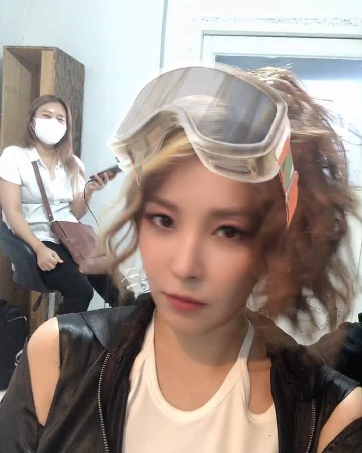 BoAのインスタグラム：「왜이래~ 나 이제~~ 😹 고글은 머리에 쓰는거닷! 🙄」