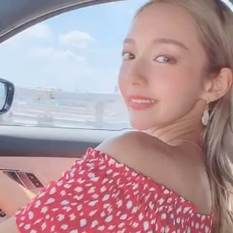 のインスタグラム：「♥️  わざとおそろいにしたんじゃなくて、たまたま同じところで同じワンピース買ってたという奇跡🤩w  ミニーちゃんぽいから2人でこれ着た〜🎀♪  @myrrh1102 💋」