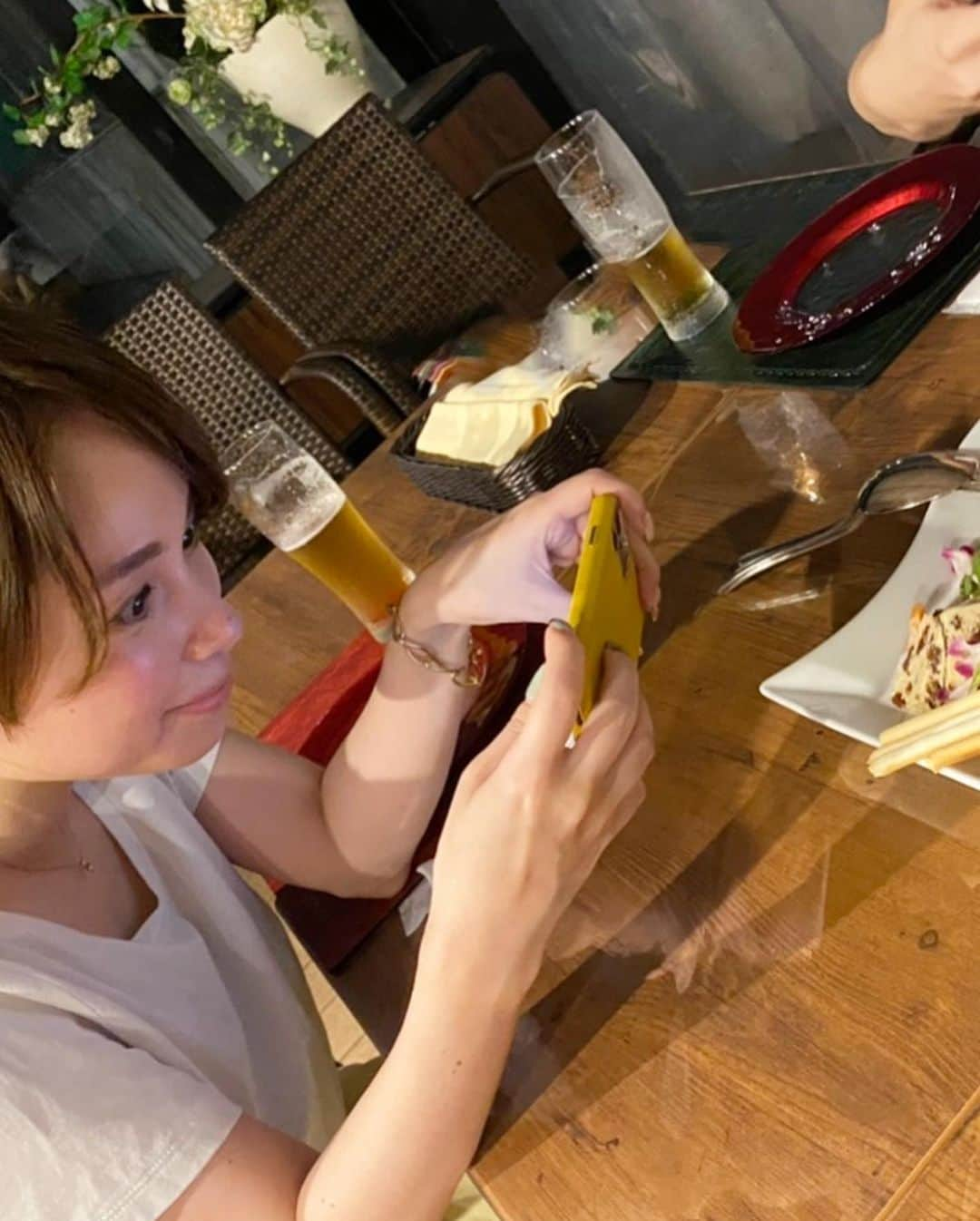 寺田有希さんのインスタグラム写真 - (寺田有希Instagram)「連休いかがお過ごしですか☺️？ みなさま素敵な連休を！ ・ ・ 写真はいつかの乾杯写真🍻✨ 大好きな仲間と乾杯できるのは最高だな🥺✨ ・ ・ 連休何して過ごそっかな〜？ #beerstagram #beerlover #寺田有希 #teradayuki」9月20日 18時57分 - terada_yuki