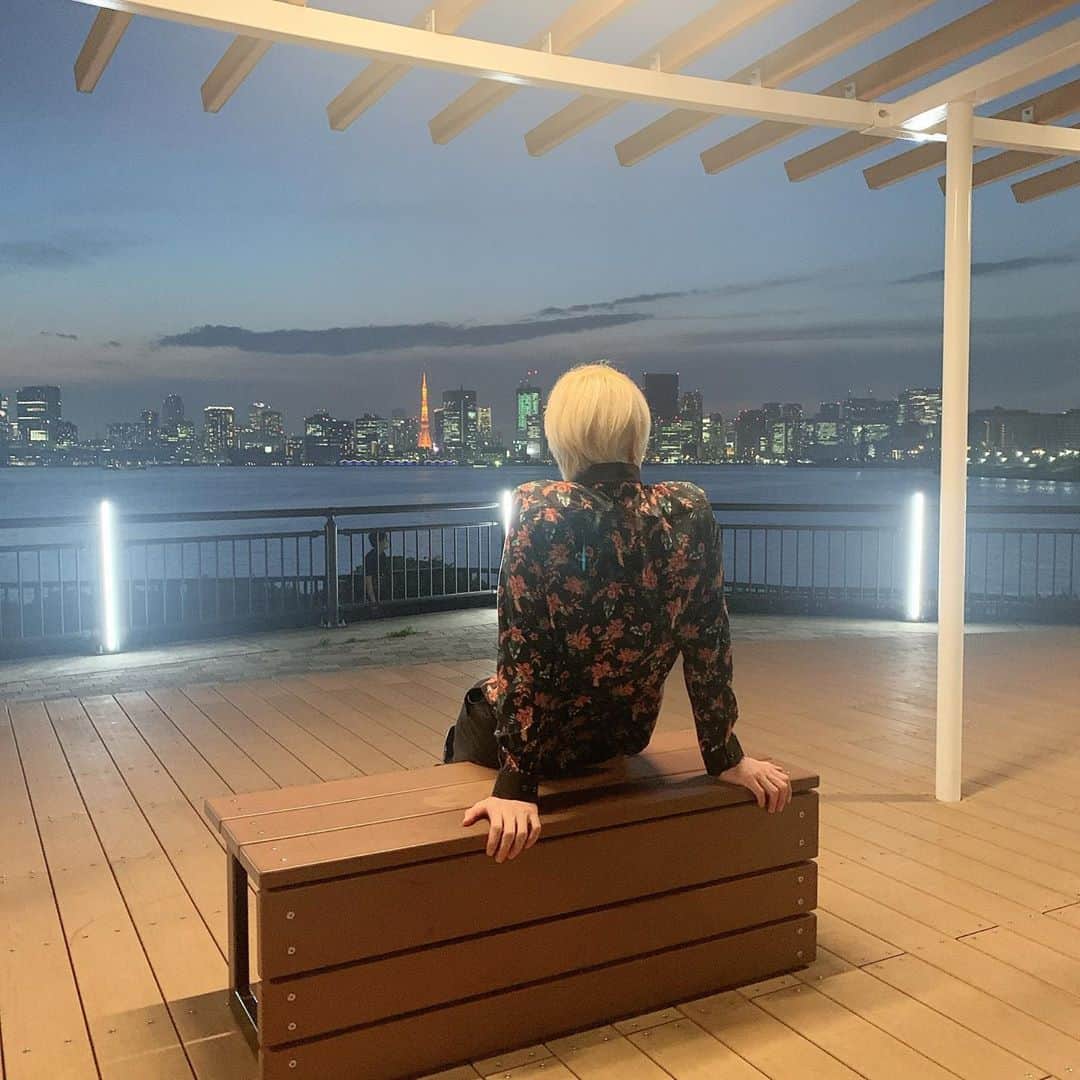 東京タラレバ娘さんのインスタグラム写真 - (東京タラレバ娘Instagram)「KEY３連発〜。はい、本家の東京タワー摘みショットです。KEYが何かに悩んでる時にやるやつですね〜。今回の悩みは一体何なのか…切ない表情のKEYが見られますよ。そして夕暮れの東京タワーを眺めるKEYさま。最後は2020のスペシャルカット。KEY feat.レインボーブリッジ。手乗りレインボーブリッジで写真撮らせてくださ〜い、って言って全然乗ってないですが許してね。 #タラレバ #東京タラレバ娘 #タラレバ2020 #東村アキコ #レインボーブリッジが虹色ですが #この写真撮る直前までブルーだったんです #珍しいブルーにみんな興奮したのも束の間 #ソッコーでレインボーに #これはこれで綺麗 #レインボーブリッジ手に乗せる気なさすぎて #ぴえん #吉高由里子 #榮倉奈々 #大島優子 #坂口健太郎 #鈴木亮平 #田中圭 #平岡祐太 #石川恋 #松下洸平 #渡辺大知」9月20日 19時02分 - tarareba_ntv