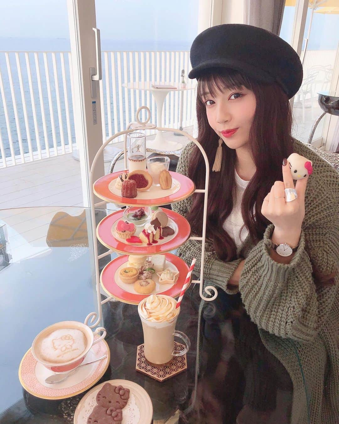 天野ゆうかのインスタグラム：「４連休やねー◎ 皆んなお出かけしたりしてるんかな？🏕 . . よく前髪ウィッグの質問いただくんですが、 私が使ってるのはプリシラのやつです🦧🎈 (最近つけてないから写真去年のでごめんなさい🙏) 髪色が合うタイミングの時にだけ、 ほんとたまーにしか付けへんけど 生え際わかるの嫌やから基本帽子とセット👒 . . 淡路島いいとこやなー また行きたい🧅🐙 . . . #4連休 #去年の秋 #淡路島 #淡路島カフェ #淡路島グルメ #淡路島旅行 #海沿いカフェ #前髪ウィッグ #キティちゃん  #awajishima #hellokitty #hellokittysmile #cafe #sweets #🍰」