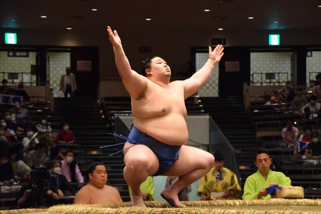 日本相撲協会さんのインスタグラム写真 - (日本相撲協会Instagram)「大相撲九月場所、八日目。今場所も今日で折り返し！9人が2敗で並ぶ状況。後半戦も目が離せない‼️  @sumokyokai  #大相撲 #sumo #相撲 #力士 #お相撲さん #スポーツの秋 #japanphoto #sumowrestlers #japanculture  #九月場所 #9月場所 #秋場所 #九月場所全力応援 #cooljapan #照ノ富士 #大栄翔 #琴勝峰 #豊昇龍 #翔猿 #正代 #遠藤 #魁聖 #若隆景 #推ししか勝たん」9月20日 19時05分 - sumokyokai