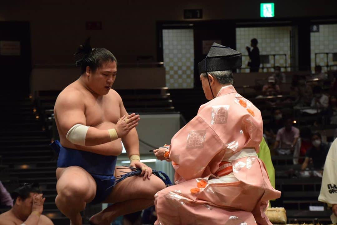 日本相撲協会さんのインスタグラム写真 - (日本相撲協会Instagram)「大相撲九月場所、八日目。今場所も今日で折り返し！9人が2敗で並ぶ状況。後半戦も目が離せない‼️  @sumokyokai  #大相撲 #sumo #相撲 #力士 #お相撲さん #スポーツの秋 #japanphoto #sumowrestlers #japanculture  #九月場所 #9月場所 #秋場所 #九月場所全力応援 #cooljapan #照ノ富士 #大栄翔 #琴勝峰 #豊昇龍 #翔猿 #正代 #遠藤 #魁聖 #若隆景 #推ししか勝たん」9月20日 19時05分 - sumokyokai