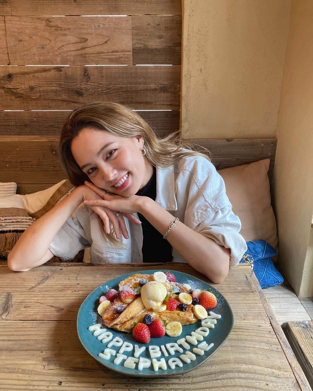 ステファニーのインスタグラム：「🎂🎉🍓🌈🌟 サプライズバースデー！ 誕生日が28日だから、別のお客さんだと思ってたら 一足早くお祝いしてくれた！ ビックリした〜！！ ありがとうカラオケ姉さん達♡」