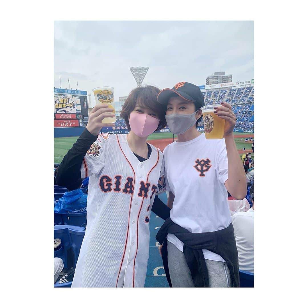 のインスタグラム：「浜風に吹かれて DeNA vs 巨人戦   何十年ぶり(⁉︎)に横浜スタジアムで野球観てきました  丸選手のホームランもみれて  ジャイアンツ、5-0で勝ちました イェイ👊⚾️ . . #巨人戦 #ハマスタ #ベイカラ」