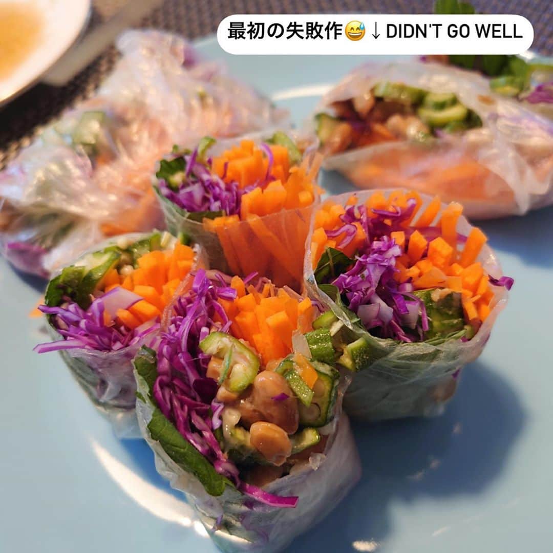 大野南香さんのインスタグラム写真 - (大野南香Instagram)「* 【🌱Vegan Summer Roll🌱】 I loooooved this!!! Looks very colorful and tastes so good❤︎  Colorful vegetables and Natto, and homemade nam pla sauce are the key! I am not good at rolling but I tried my best!😂(You can see from the last 2 photos;p) I learned this recipe from an amazing cooking expert. I have her cooking recipe book, which I love to read. Her cooking method is beyond cooking and her way of homemade seasoning is incredible! I'm very enjoying learning it! ＊Ingredients＊ ・Carrot ・Red cabbage ・Avocado ・Okura ・Natto ・Coriander (I used different plant instead because I forgot to buy,,,) ・Rice Paper ・Nam Pla sauce (I'll show it to you in another post!) ︎︎﻿ ︎︎﻿☺︎︎﻿ ︎︎﻿ ︎︎﻿☺︎︎﻿ ︎︎﻿ ︎︎﻿☺︎︎﻿ 【🌱納豆とカラフル野菜の生春巻き🌱】 生春巻き久しぶりに作ったけどマキマキするの楽しかった〜🥰最初のほう全然うまくいかなくてぶちゃってなっちゃったけど、それもなんだか愛着がわいてくる。。。 カラフルな野菜と納豆を入れるのと、自家製のナンプラーソースがキーポイント◎ この自家製ナンプラーソースがなんともおいしい😊 奈奈さんのレシピ、とてもわかりやすくて、かつ調味料から作るから、作りながら「どんな味になるかな〜」ってワクワクする😊！  #everydayhappy ︎︎ ︎︎☺︎︎﻿  #ヘルシー﻿ #料理﻿ #クッキングラム ﻿ #cooking﻿ #healthyfood﻿ #minakaskitchen﻿ #vegansweets﻿ #ヴィーガンスイーツ﻿ #homemade ﻿ #homemadefood ﻿ #vegan﻿ #vegetarian﻿ #plantbased ﻿ #ベジタリアン﻿ #ヴィーガン﻿ #ビーガン﻿ #organic﻿ #organicfood ﻿ #bio﻿ #オーガニックカフェ﻿ #seasonal ﻿ #seasonalvegetables ﻿ #salad﻿ #japanesefood﻿ #homefood ﻿ #ethnicfood  #vietnam」9月20日 19時12分 - minaka_official