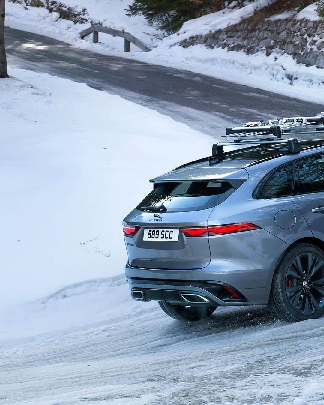 Jaguarさんのインスタグラム写真 - (JaguarInstagram)「All-Wheel Drive is standard on the New #Jaguar #FPACE, with optional Intelligent Driveline Dynamics also providing rear-wheel drive biased performance with the ability to vary torque depending on road conditions.  #Premium #Electric #Luxury #Performance #SUV #EV #PHEV #MHEV #Hybrid #AWD #ElectricCars #Technology #CarsofInstagram」9月20日 19時12分 - jaguar