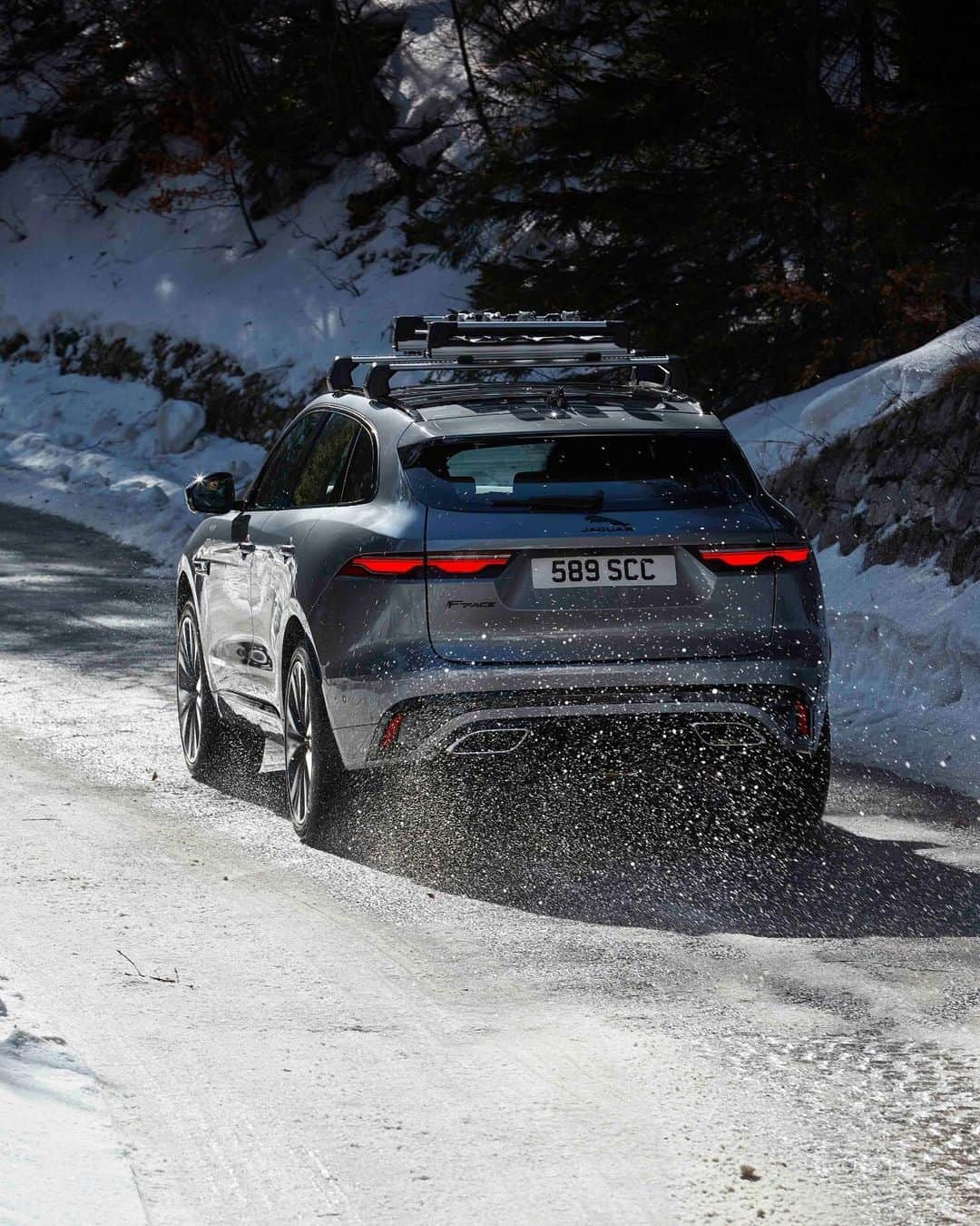 Jaguarさんのインスタグラム写真 - (JaguarInstagram)「All-Wheel Drive is standard on the New #Jaguar #FPACE, with optional Intelligent Driveline Dynamics also providing rear-wheel drive biased performance with the ability to vary torque depending on road conditions.  #Premium #Electric #Luxury #Performance #SUV #EV #PHEV #MHEV #Hybrid #AWD #ElectricCars #Technology #CarsofInstagram」9月20日 19時12分 - jaguar