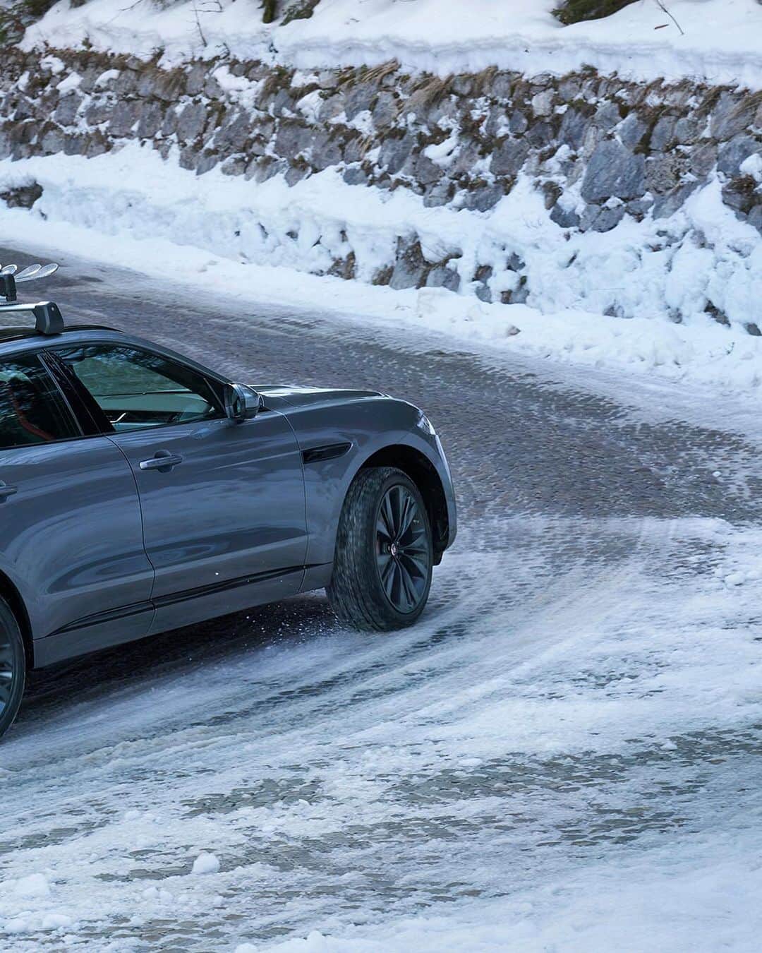 Jaguarさんのインスタグラム写真 - (JaguarInstagram)「All-Wheel Drive is standard on the New #Jaguar #FPACE, with optional Intelligent Driveline Dynamics also providing rear-wheel drive biased performance with the ability to vary torque depending on road conditions.  #Premium #Electric #Luxury #Performance #SUV #EV #PHEV #MHEV #Hybrid #AWD #ElectricCars #Technology #CarsofInstagram」9月20日 19時12分 - jaguar
