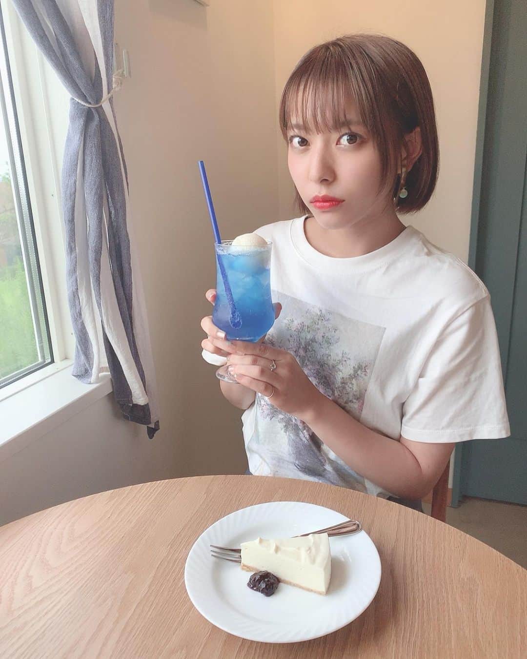 徒然みおれさんのインスタグラム写真 - (徒然みおれInstagram)「青いクリームソーダと 白いクリームチーズケーキ️️️🧁♥  #カフェ #カフェ巡り #cafe #千葉カフェ #海猫珈琲店 #カフェタイム #カフェ好き #クリームソーダ #チーズケーキ #ボブ #ショートヘア #ショートボブ」9月20日 19時13分 - mioretty