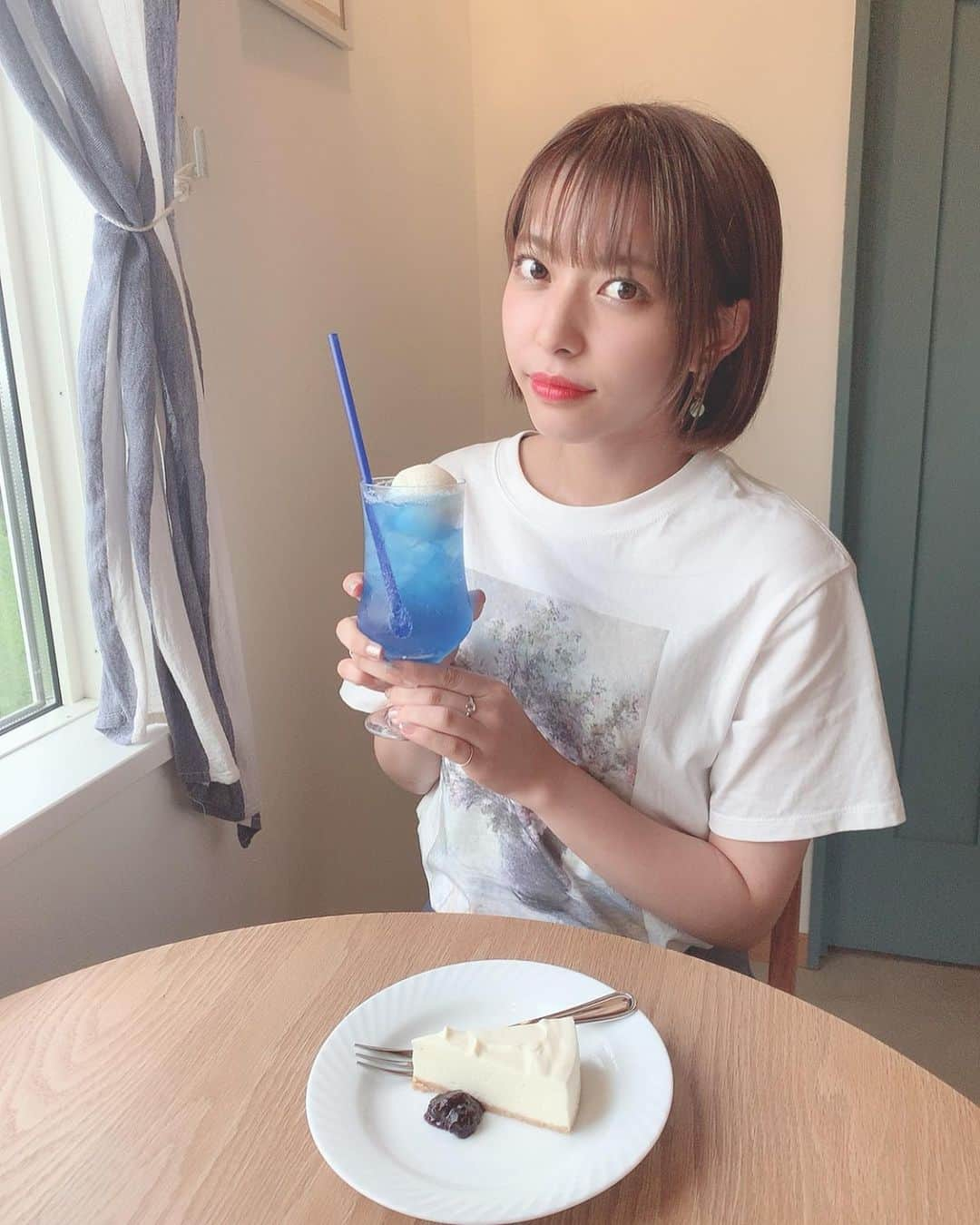 徒然みおれさんのインスタグラム写真 - (徒然みおれInstagram)「青いクリームソーダと 白いクリームチーズケーキ️️️🧁♥  #カフェ #カフェ巡り #cafe #千葉カフェ #海猫珈琲店 #カフェタイム #カフェ好き #クリームソーダ #チーズケーキ #ボブ #ショートヘア #ショートボブ」9月20日 19時13分 - mioretty