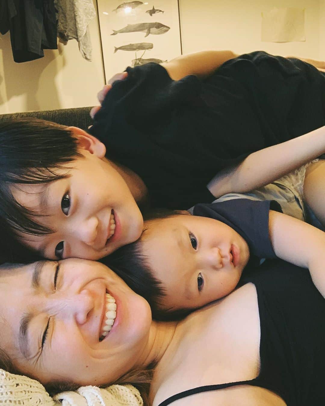 花盛友里のインスタグラム：「平日は朝から晩までものっすごいよく働くわたし。（自分で言っちゃう。だってほんとやもん！笑） が、しかし土日は基本ソファにゴロンとトドのように寝そべっております。あと飲んでる。グリーンラベル最高！  何もしたくねぇー！  掃除も料理も夫担当。（あざす！）とかウーバーイーツや！ウーバーイーツ最高や！」