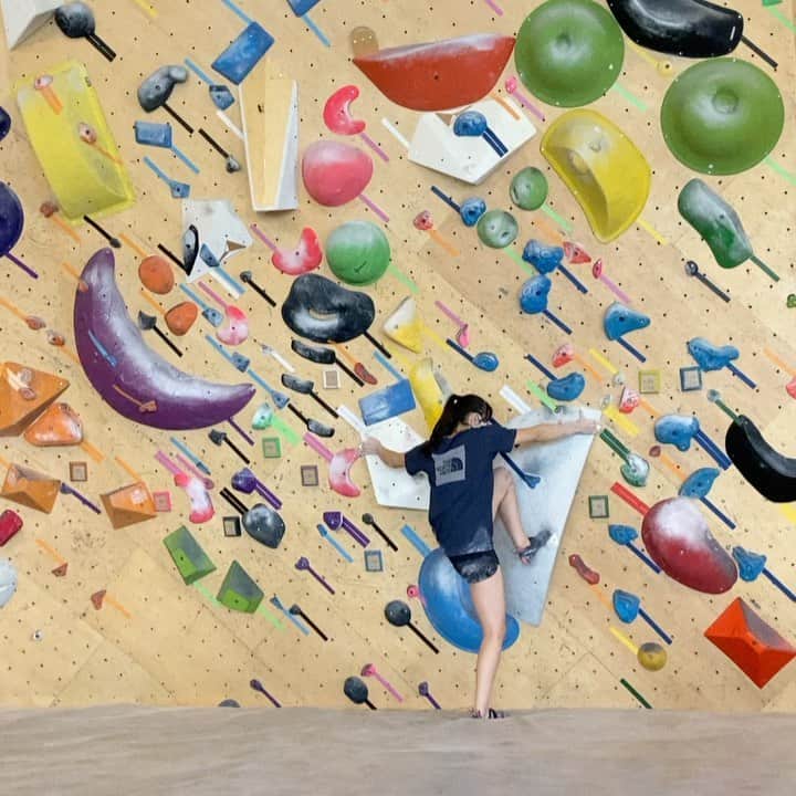 のインスタグラム：「Thank you for such a great time at @flatbouldering ✨  パパ撮影だから、上手く撮れてるの全然なかった😂😂  #bouldering #climbing #ボルダリング #クライミング」