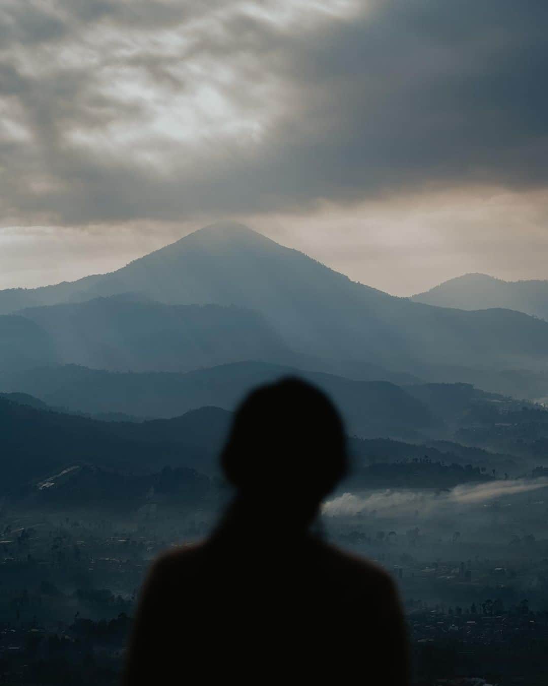 Putri Anindyaのインスタグラム：「#puan_bandung //  I sat there and thinking to myself how much I love Bandung. A city where I lived for 8 years. Where I made so many memories.   Well, a friend of mine @matthewdjoevan keep saying to me to upload another photo of Bandung. He said he misses Bandung photos that used to fill up my instagram feed. I said to Matthew that i will reedit some of the shots but i always forget that. Until last week, when i had the chance to visit Bandung again for some work, I visited this place, for the 4th time.   It was different, cause it was such an intimate time with @luciarastrini whom I haven’t met for long. There was only us with melodies from songs we put on speakers. a nice morning that made us forget a little about the problems we face.   I dedicated this post to my good friends @matthewdjoevan who encouraged me to post Bandung photo, and @luciarastrini who accompanied me in my most vulnerable time 🤍」