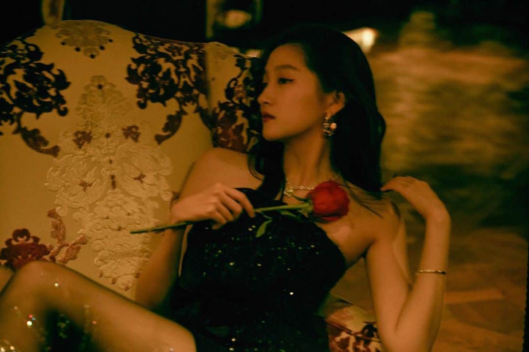クアン・シャオトン（Guan Xiaotong）のインスタグラム：「🌹🌹🌹」