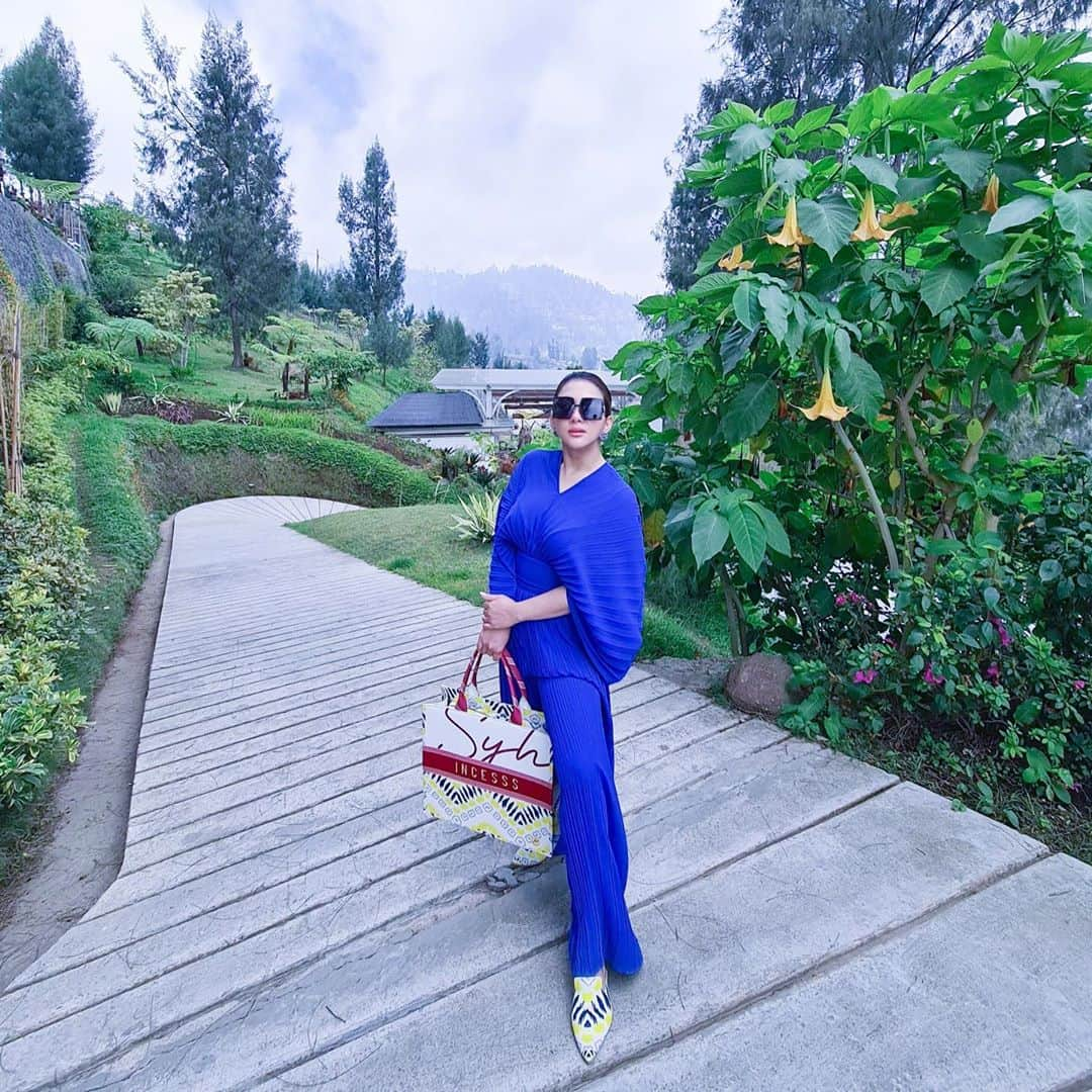 Syahriniさんのインスタグラム写真 - (SyahriniInstagram)「• We’ll See You In No Time Bromo, HaaLLoo Borobudur !  @reinobarack   _______________𝓢𝓨𝓡_____________  #PrincesSyahrini #MtBromo」9月20日 19時29分 - princessyahrini