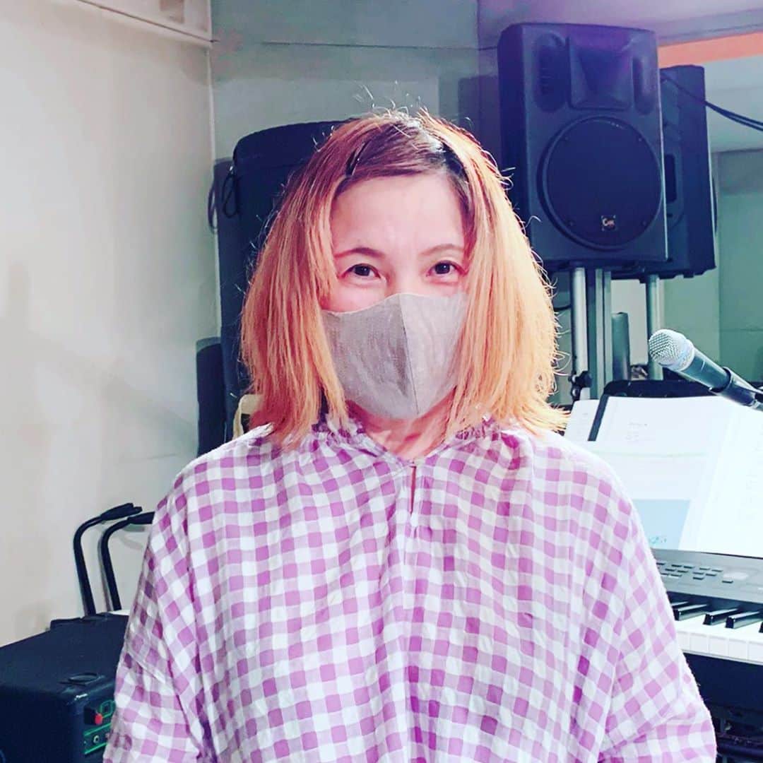 新居昭乃のインスタグラム：「きょうもリハーサルでした。ホガリくんを撮ろうとしたら逆に撮ってくれました笑」