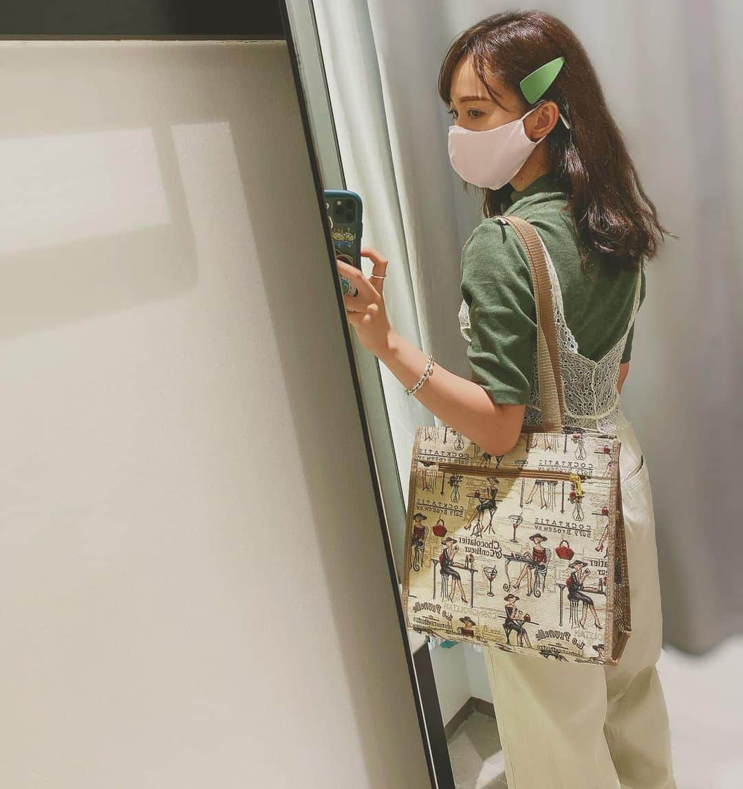 小林美季さんのインスタグラム写真 - (小林美季Instagram)「お気に入りVintageBag👜  🟢🟤🟢🟤🟢🟤🟢🟤  #relax #model #actress #女優 #miki #美季 #make #ootd  #데일리룩 #메이크업 #머리스타그램  #マスク #fashion #일본 #단발머리 #여배우 #모델 #色っぽカジュアル #Autumn #ヘアピン #ヘアクリップ #ぱっちんぴん #小さめさん #小さいさん」9月20日 19時31分 - miki_66v